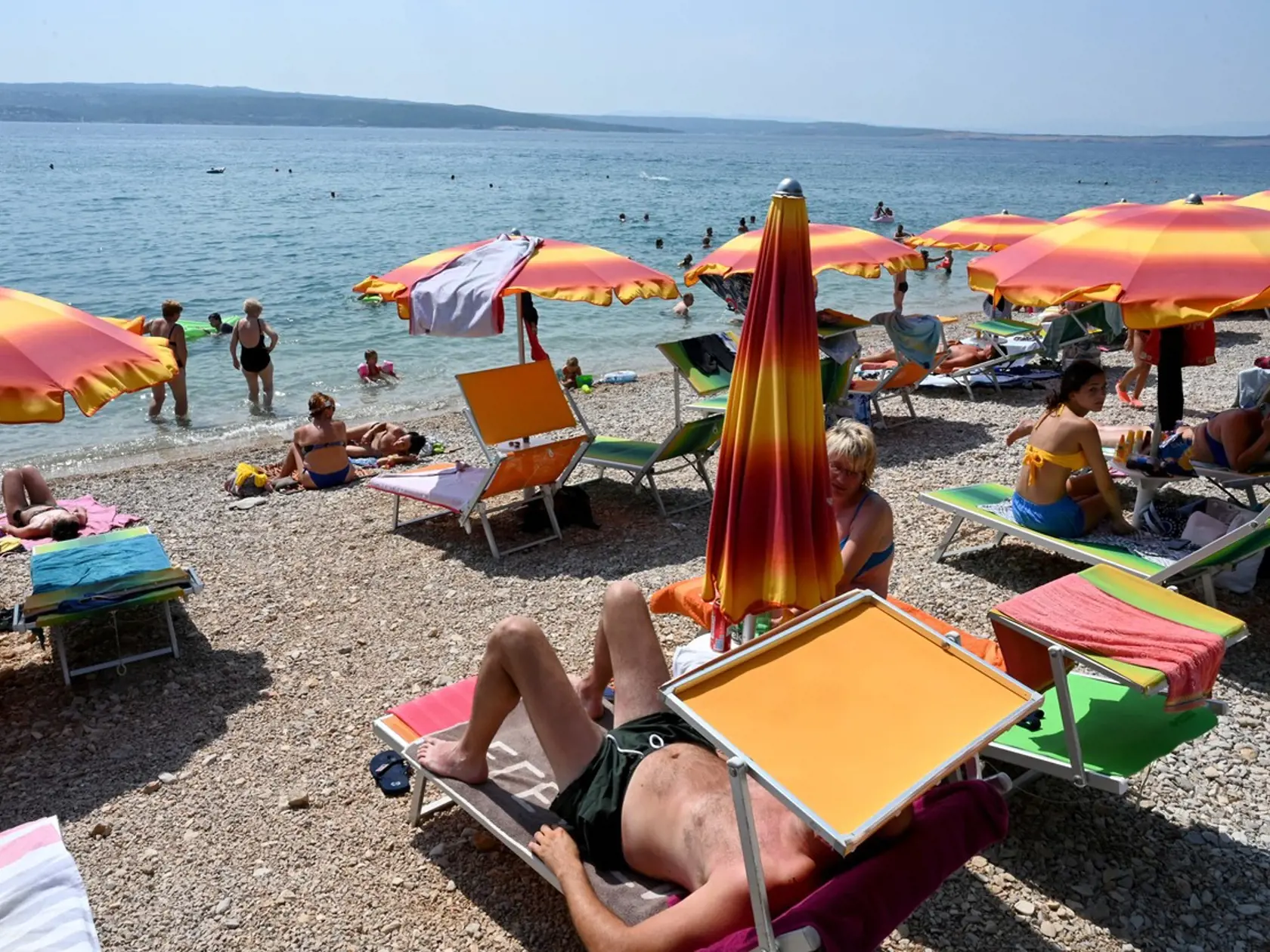 Aj napriek pandémii koronavírusu si dovolenku v Chorvátsku opäť plánujú užiť tisíce turistov. K Jadranu sa dá docestovať aj autom, čo je pre mnohých veľkou výhodou.