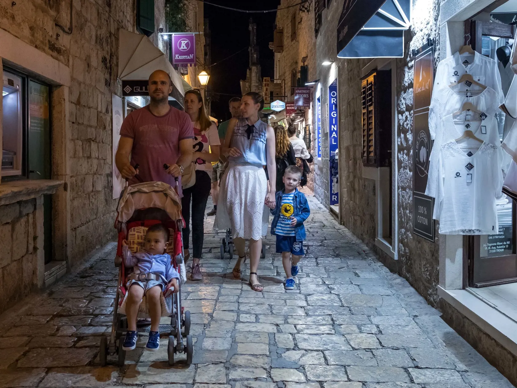 Trogir, Chorvátsko: Na snímke je pohľad na večerné centrum mesta.