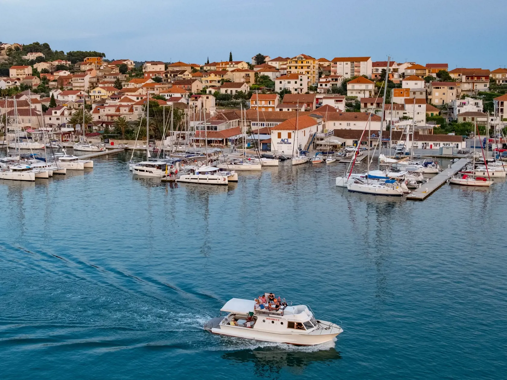 Trogir, Chorvátsko: Na snímke je časť miestnej maríny, kde kotvia prevažne jachty, katamarany a menšie člny.