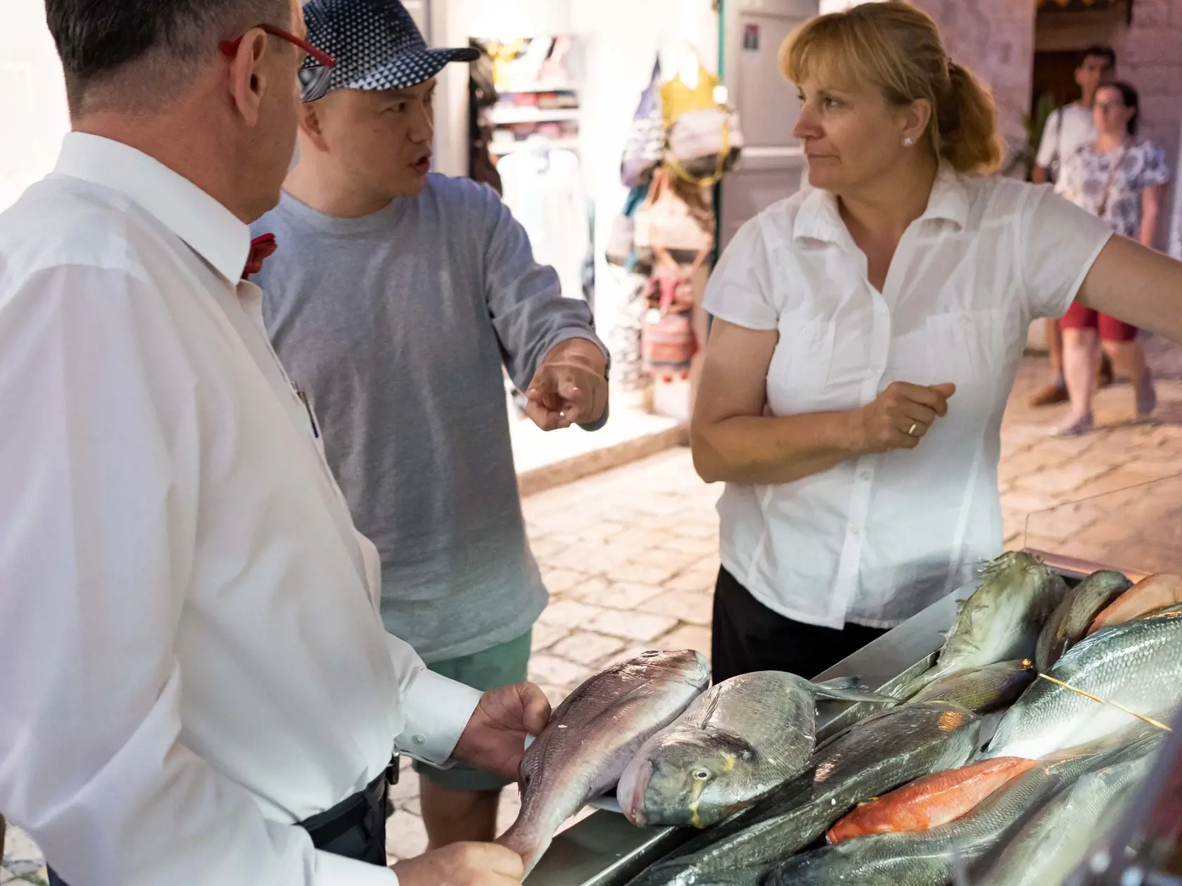 Trogir, Chorvátsko: Na snímke je čerstvá ponuka darov mora reštaurácií vo večerných uliciach mesta