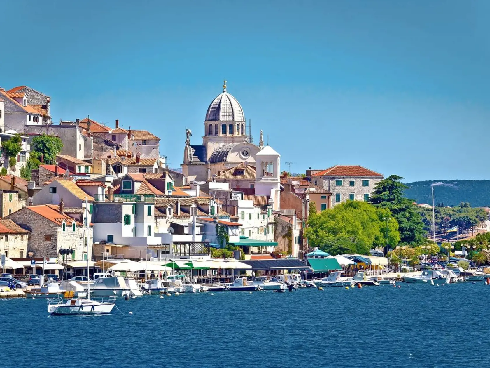 Mesto Šibenik je rajom pre milovníkov historických pamiatok, medzi tie patrí aj Katedrála sv. Jakuba, ktorá je zapísaná aj v zozname UNESCO.