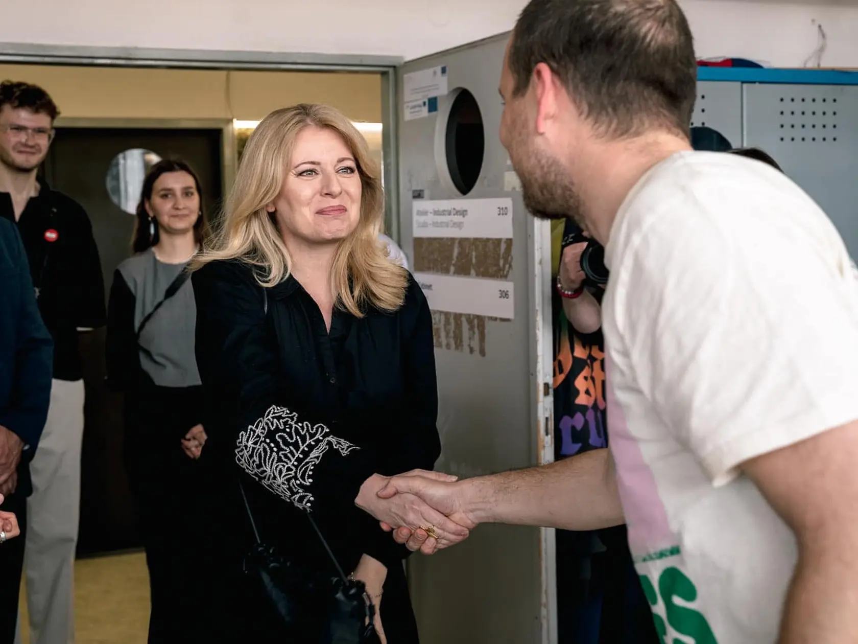 Zuzana Čaputová si stretnutie so študentmi užila, doslova pri nich omladla a sama pôsobila ako nesmelá školáčka.