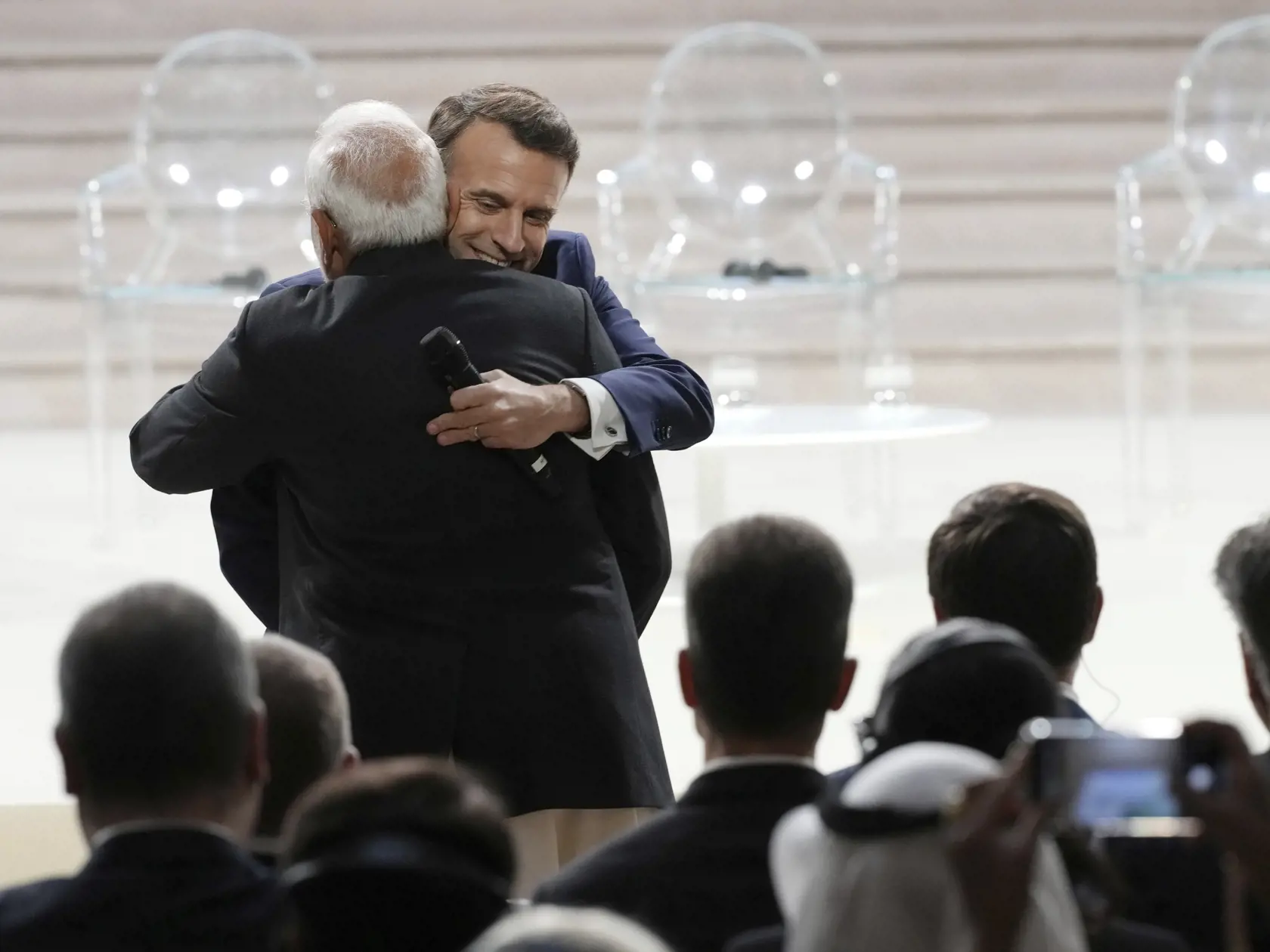 AZ9 Paríž - Francúzsky prezident Emmanuel Macron (vpravo) a premiér Indie Naréndra Módí sa objímajú počas summitu o umelej inteligencii v Paríži 11. februára 2025. Na summite sa stretlo takmer 100 hláv štátov a vlád a 1000 zástupcov občianskej spoločnosti z približne sto krajín. FOTO TASR/AP
French President Emmanuel Macron, right, embraces India's Prime Minister Narendra Modi prior to addressing the audience at the Grand Palais during the Artificial Intelligence Action Summit in Paris, Tuesday, Feb. 11, 2025. (AP Photo/Michel Euler)