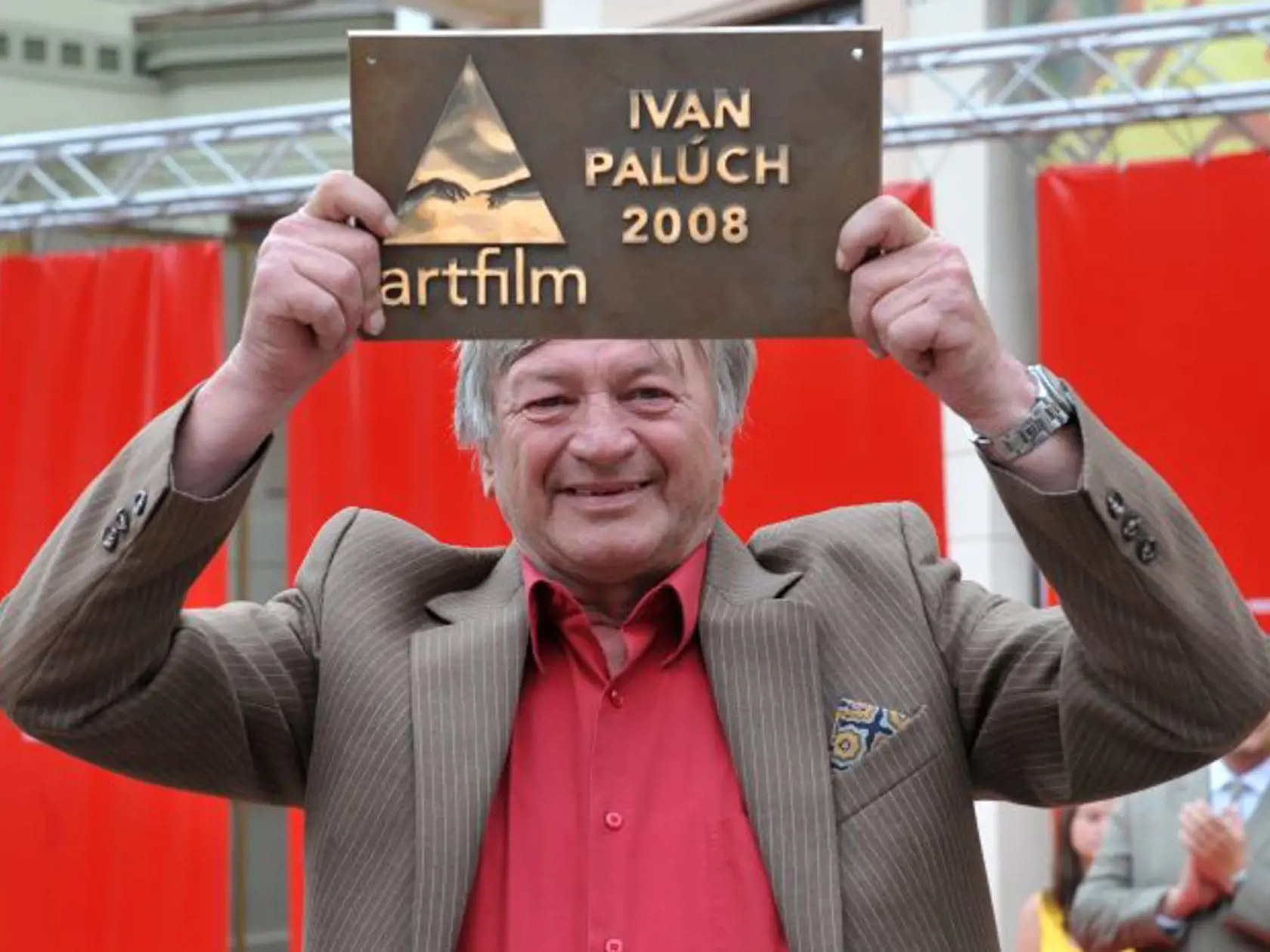 Slovenský herec Ivan Palúch si na 16. ročníku Medzinárodného filmového festivalu Artfilm prevzal ocenenie Hercova misia a na Moste slávy v Trenčianskych Tepliciach.