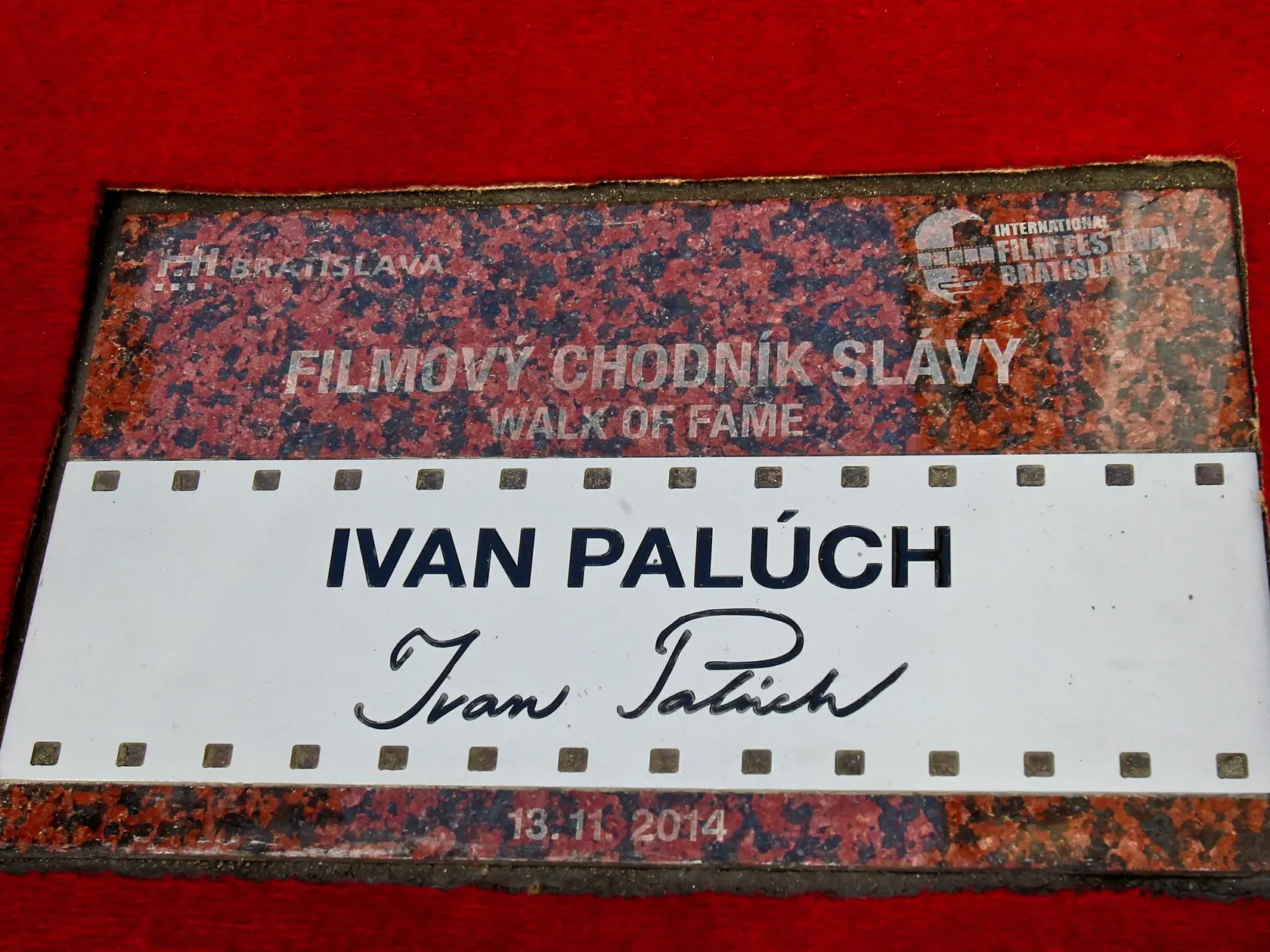 Slovenskemu hercovi Ivanovi Paluchovi odhalili na Filmovom chodniku slavy v Bratislave pamatnu dlazdicu.