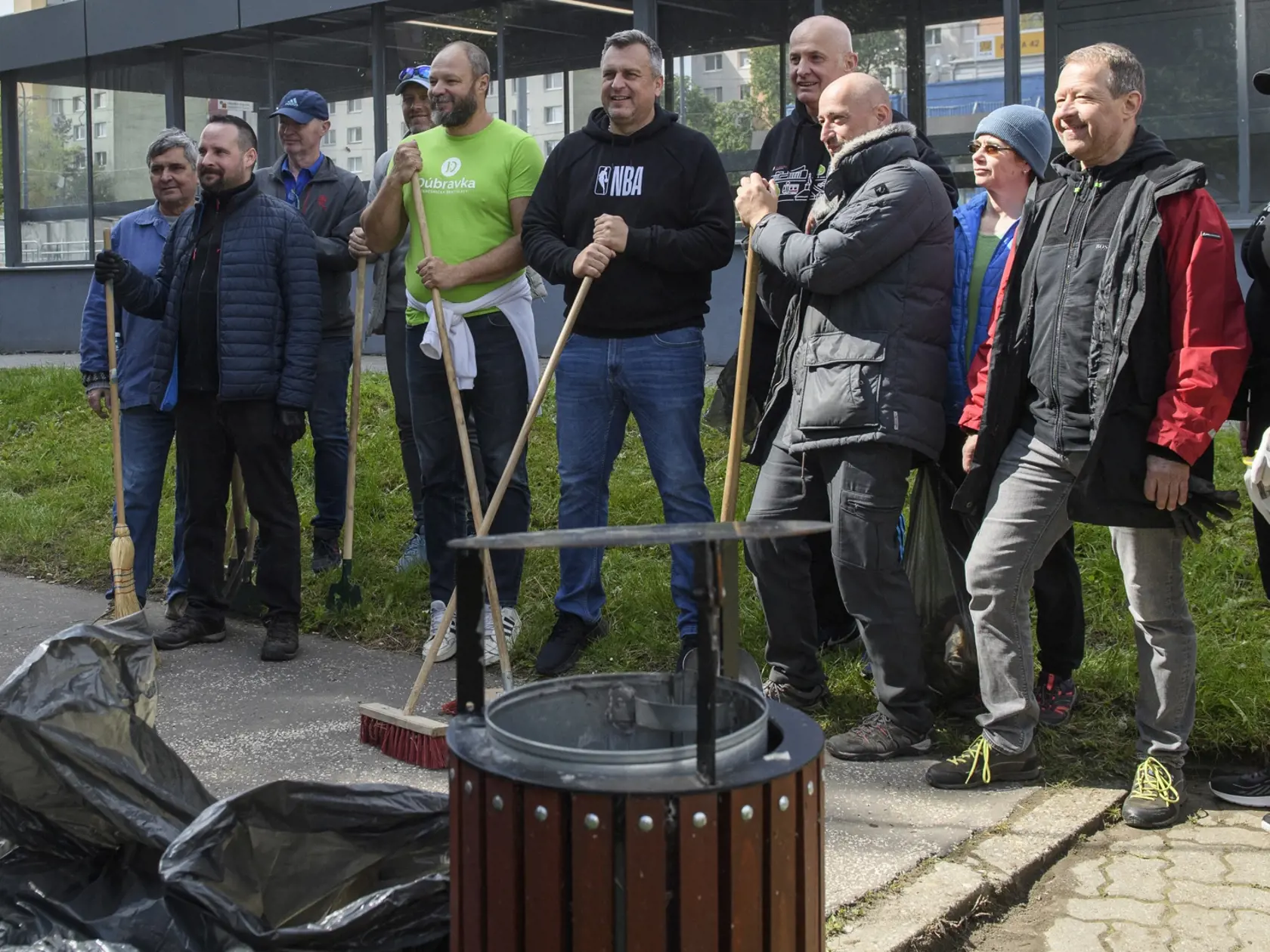 Na snímke podpredseda Národnej rady (NR) SR a predseda koaličnej Slovenskej národnej strany (SNS) Andrej Danko (šiesty vľavo) pózuje počas upratovania v bratislavskej mestskej časti Dúbravka v piatok 26. apríla 2024.