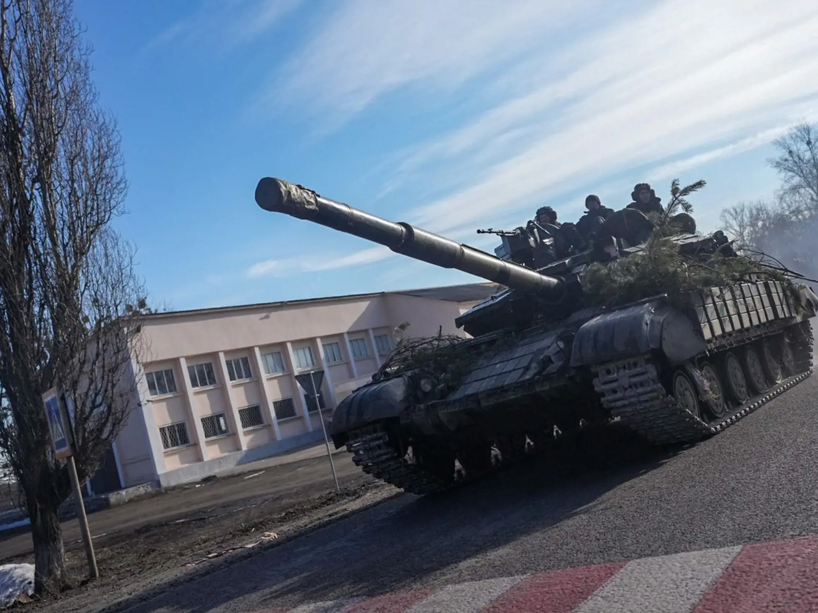 Ruské tanky v ukrajinskom meste Čuhujiv v charkovskej oblasti v deň invázie, 24. februára 2022.