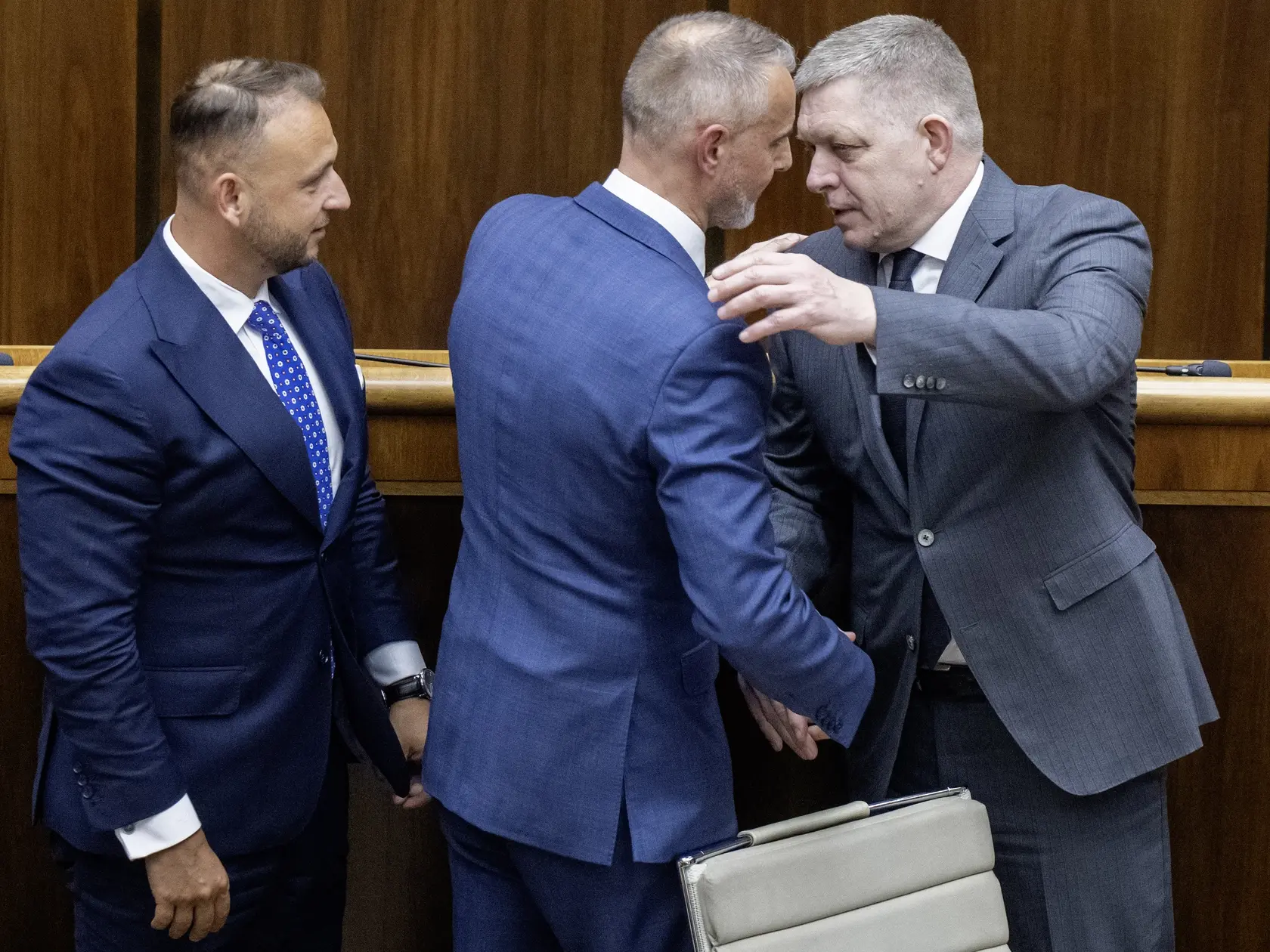 Na snímke novozvolený predseda Národnej rady (NR) SR Richard Raši (uprostred), vpravo mu gratuluje premiér SR Robert Fico (Smer-SD) a minister vnútra SR Matúš Šutaj Eštok (Hlas-SD) po vysledkoch tajného hlasovania na 33. schôdzi NR SR  26. marca 2025 v Bratislave. Predsedom Národnej rady (NR) SR sa v stredu stal podpredseda Hlasu-SD Richard Raši. V tajnej voľbe získal hlas od všetkých 79 poslancov, ktorí boli prítomní na hlasovaní. Na zvolenie potreboval získať aspoň 76 hlasov. FOTO TASR - Martin Baumann