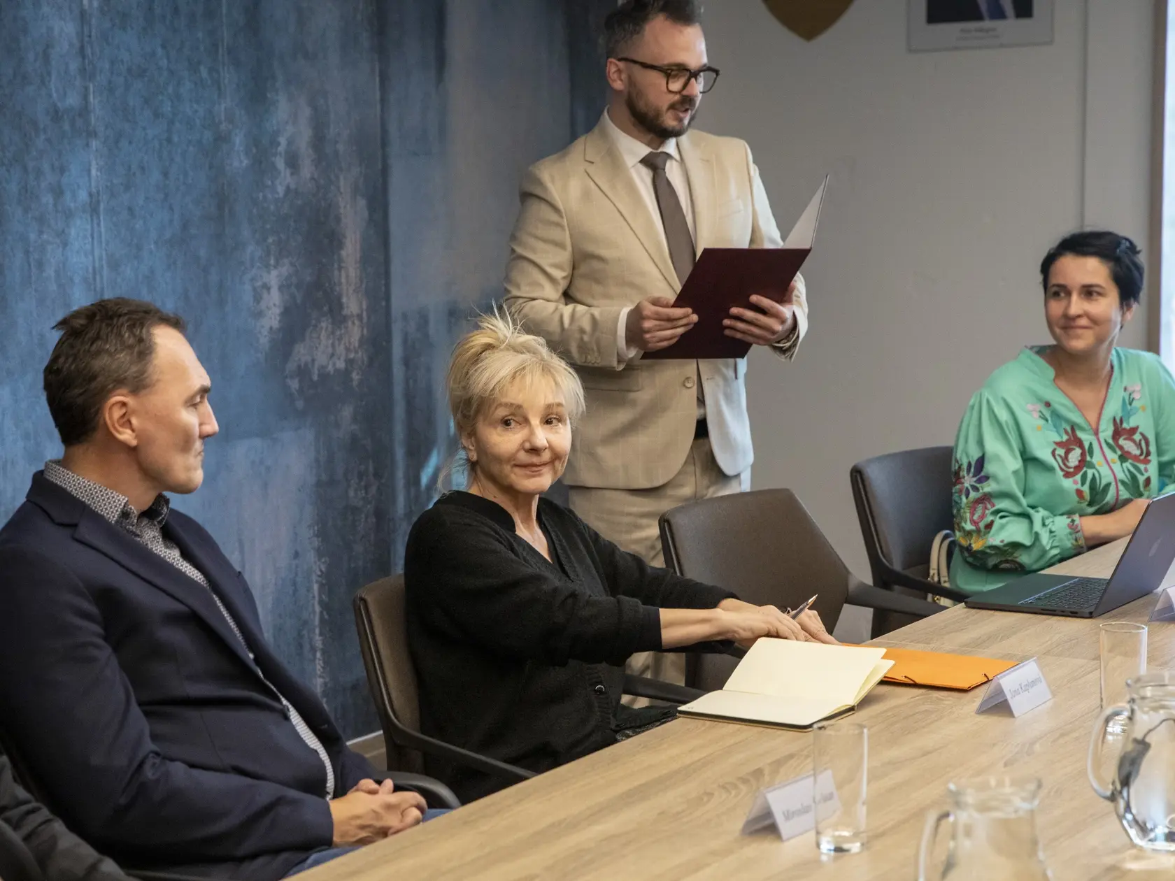Na snimke je prvé zasadnutie Rady pre šport ministra Cestovného ruchu a športu Rudolfa Huliaka.
Minister Rudolf Huliak predstavuje Radu ministra pre šport.