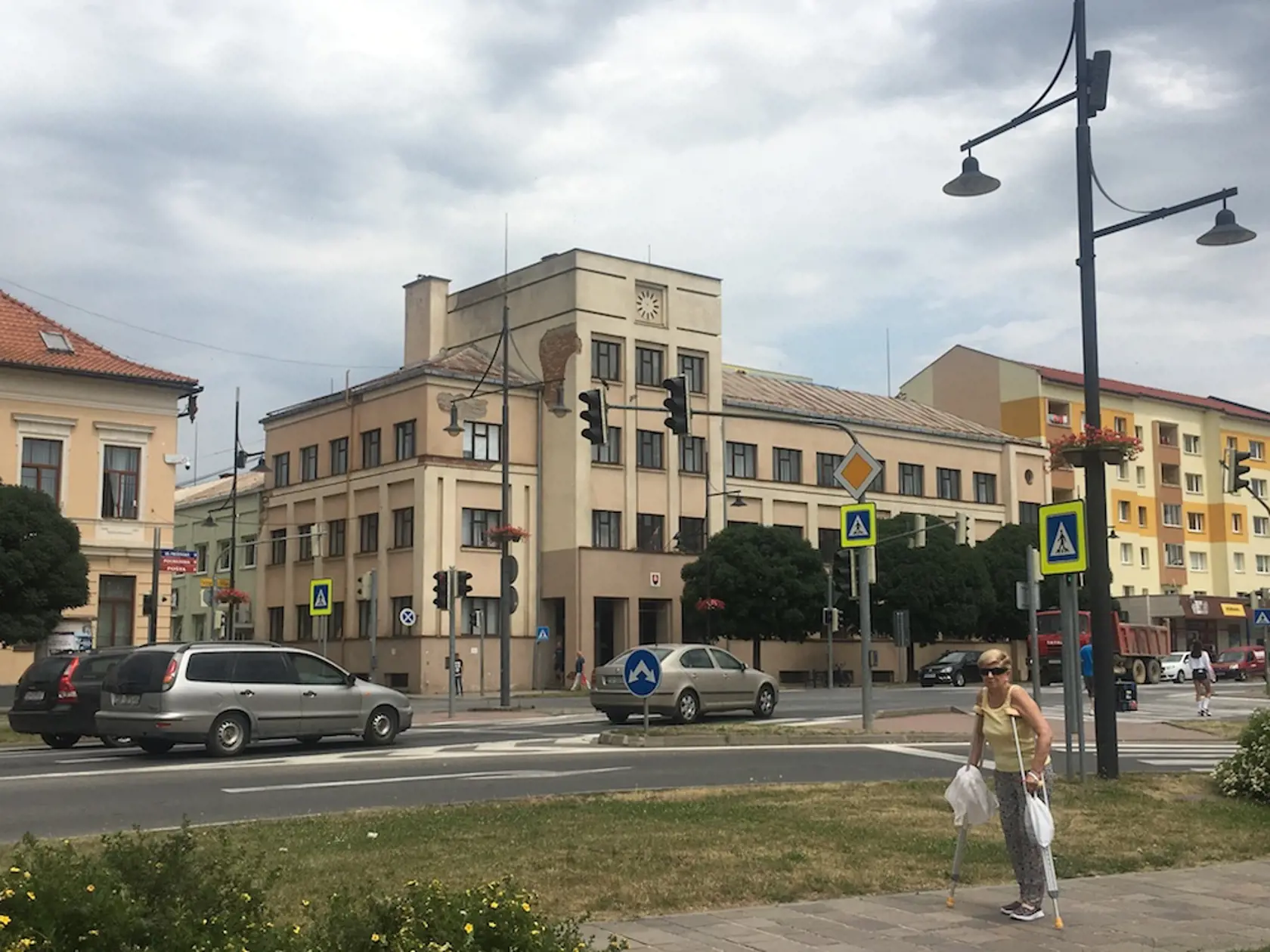 Bývalá stredná ekonomická škola, na sklonku vojny sídlo veliteľstva Hlinkovej gardy aj nemeckých okupačných jednotiek SS.