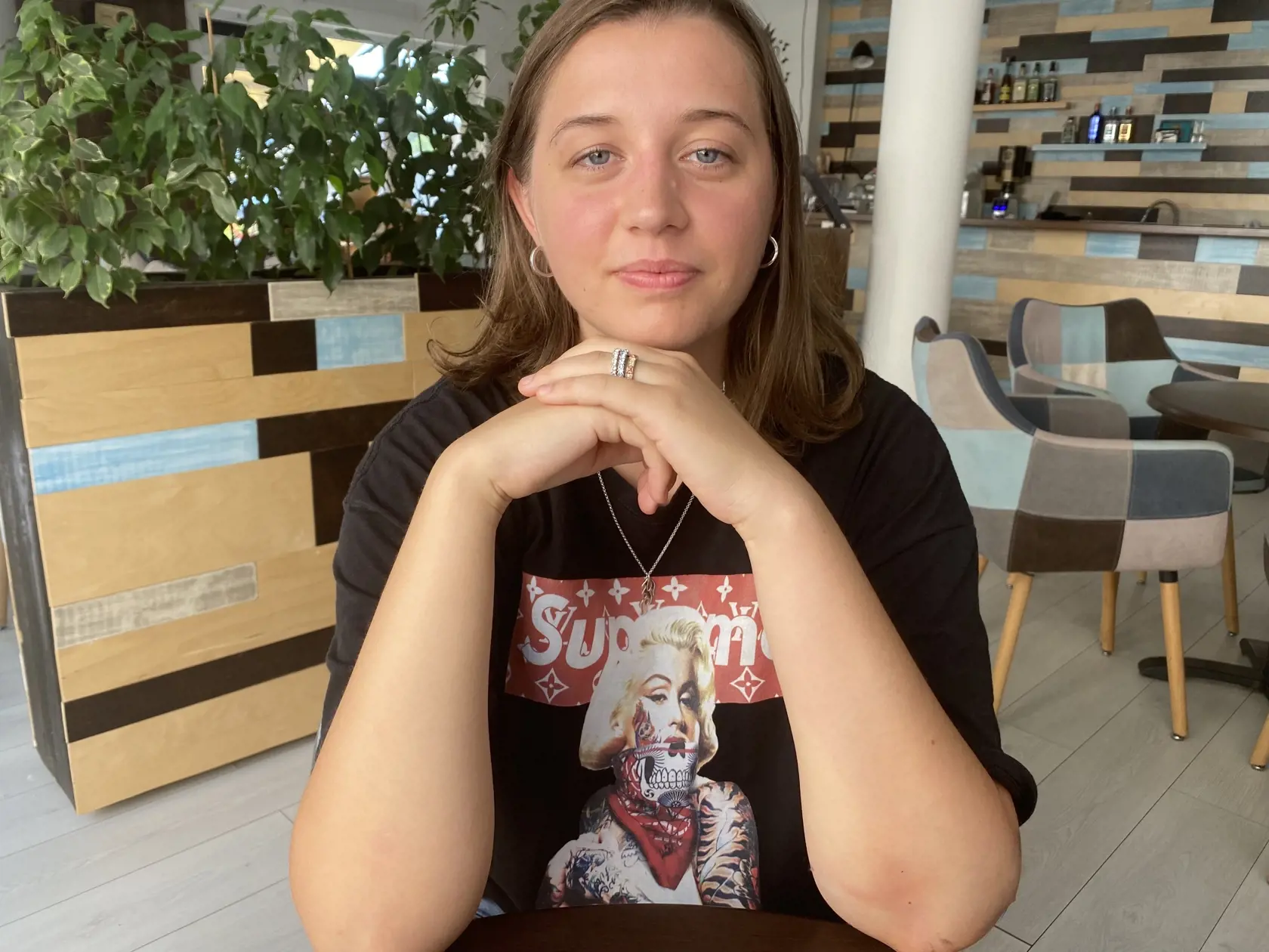 Krásna a talentovaná Viktória (21) z Michaloviec sa stala obeťou sexuálneho násilia. Polícia vyšetrovanie zastavila, lebo vraj jej správanie nezodpovedá prežitej sexuálnej traumatizácii. To, že má poruchu autistického spektra akosi prehliadli.