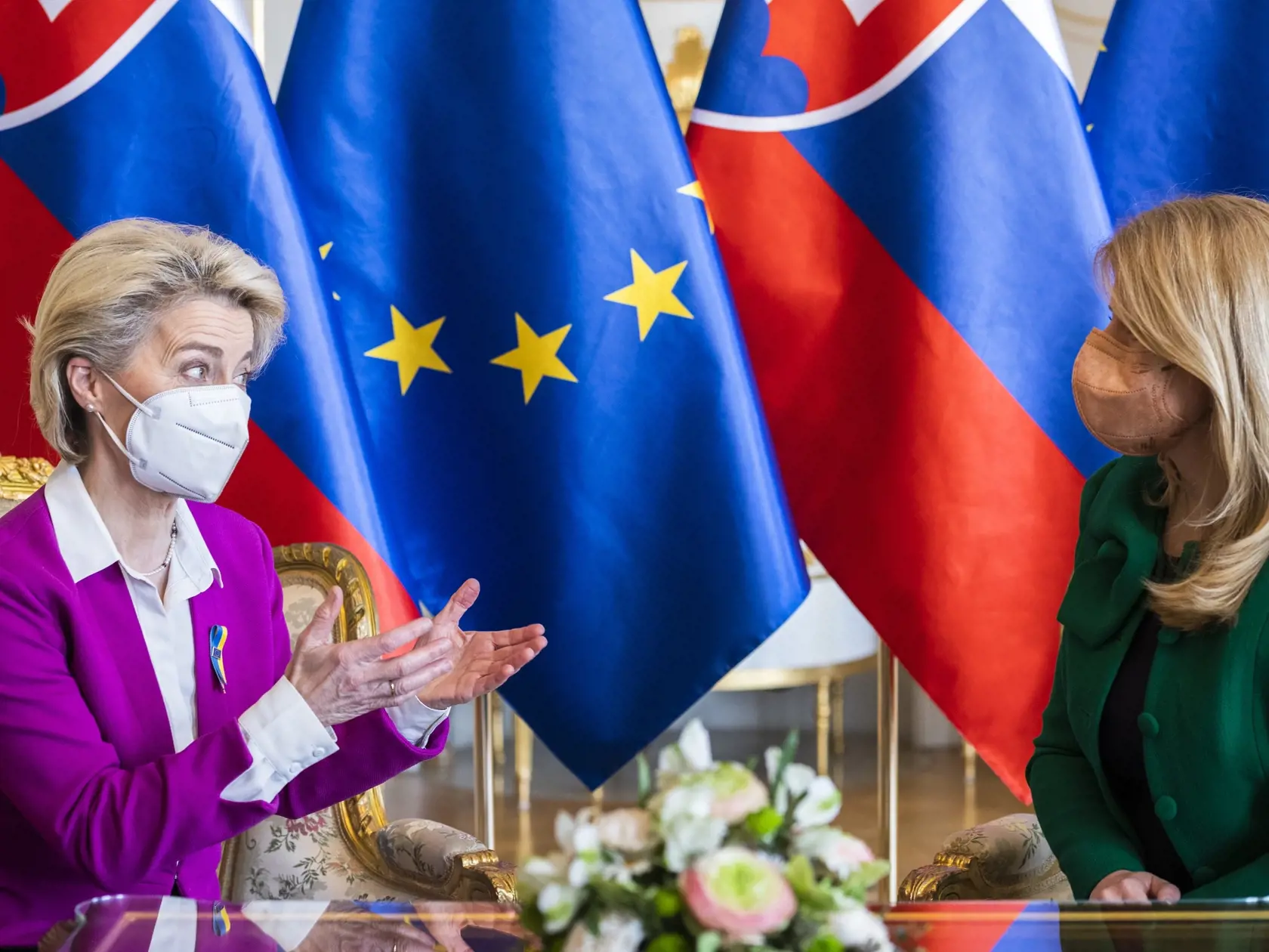 Na snímke slovenská prezidentka Zuzana Čaputová (vpravo) a predsedníčka Európskej komisie Ursula von der Leyenová počas stretnutia v Prezidentskom paláci v Bratislave 3. marca 2022. FOTO TASR - Jaroslav Novák