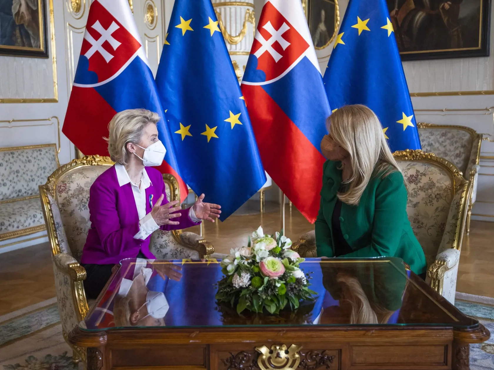 Na snímke slovenská prezidentka Zuzana Čaputová (vpravo) a predsedníčka Európskej komisie Ursula von der Leyenová počas stretnutia v Prezidentskom paláci v Bratislave 3. marca 2022. FOTO TASR - Jaroslav Novák