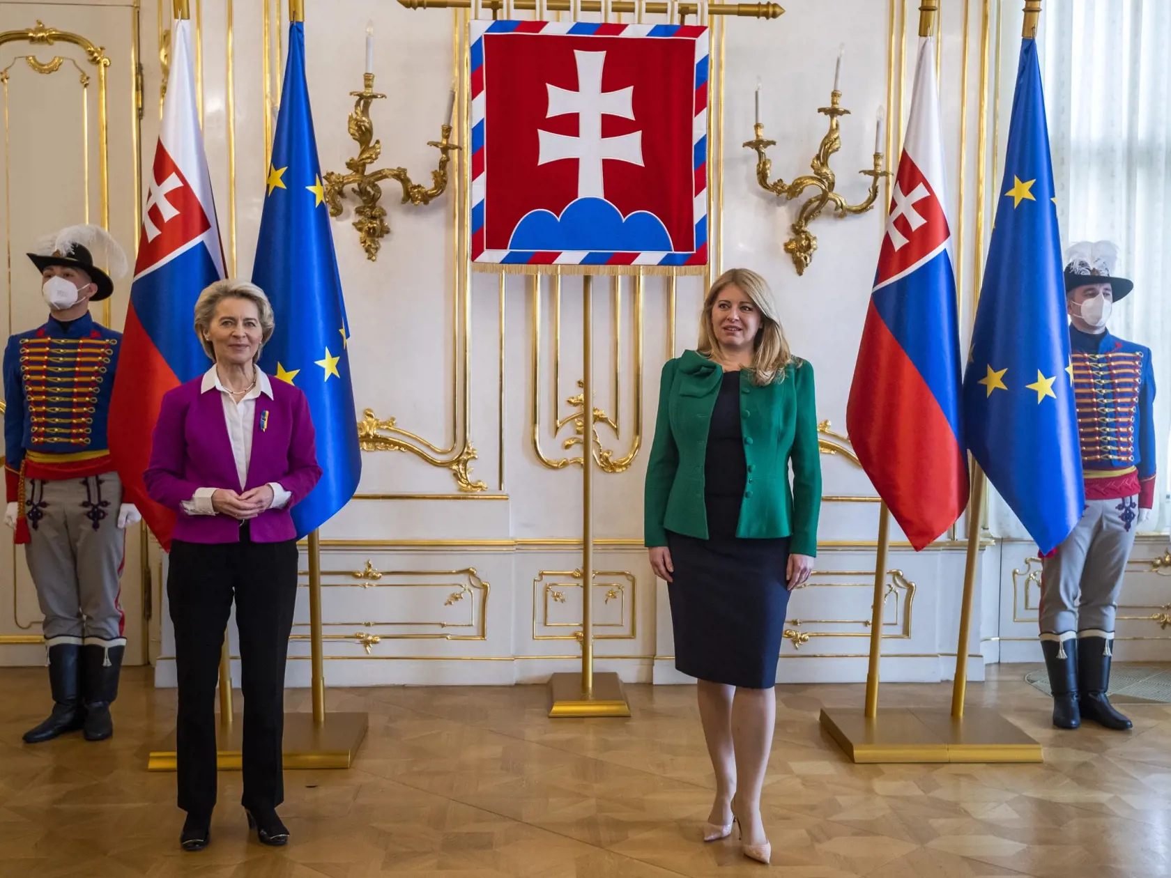 Na snímke slovenská prezidentka Zuzana Čaputová (vpravo) a predsedníčka Európskej komisie Ursula von der Leyenová počas stretnutia v Prezidentskom paláci v Bratislave 3. marca 2022. FOTO TASR - Jaroslav Novák