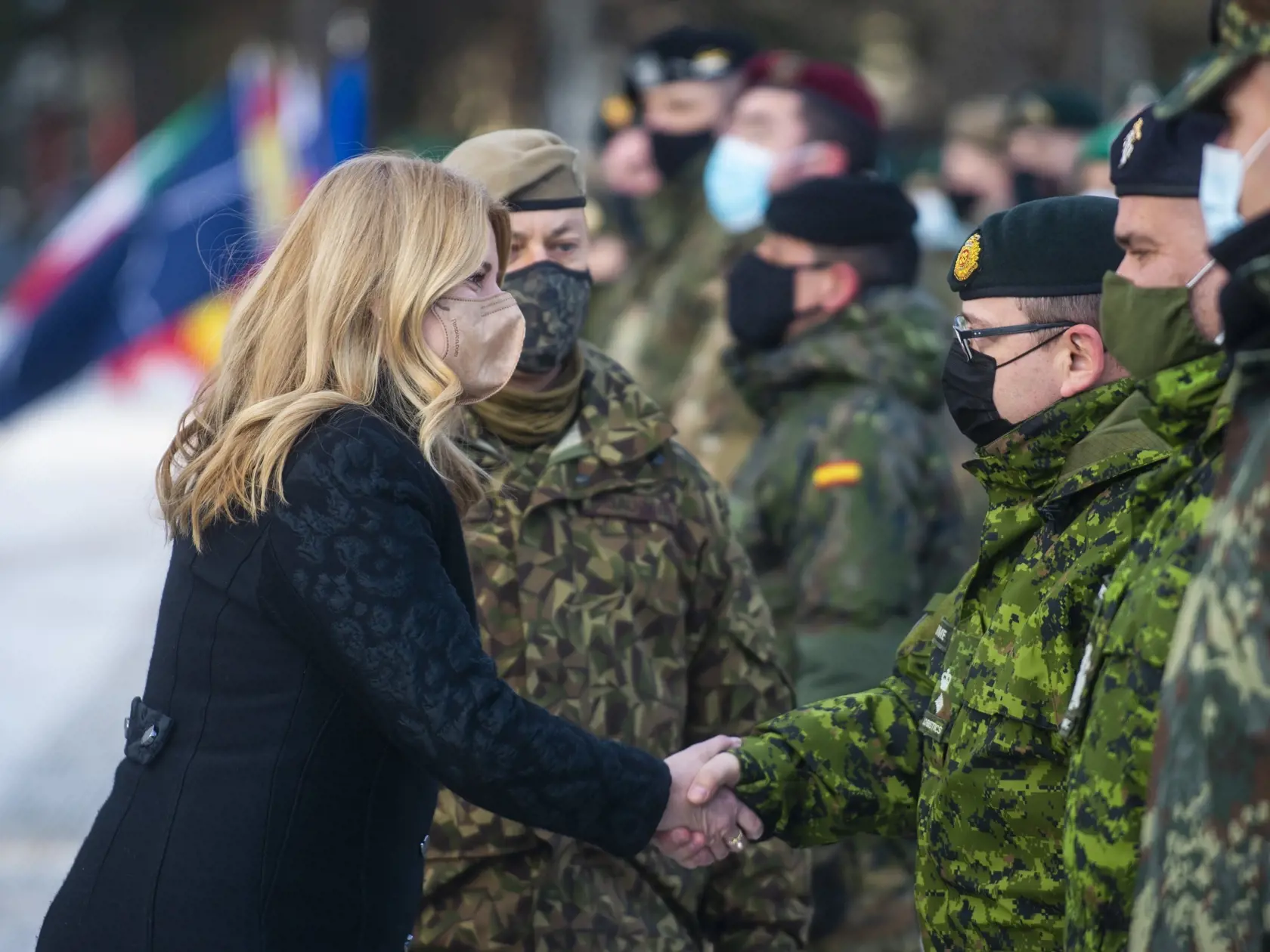Na snímke vľavo prezidentka SR Zuzana Čaputová sa víta s vojakmi na základni eFP v Adaži v Lotyšsku 20. decembra 2021. FOTO TASR - Jakub Kotian