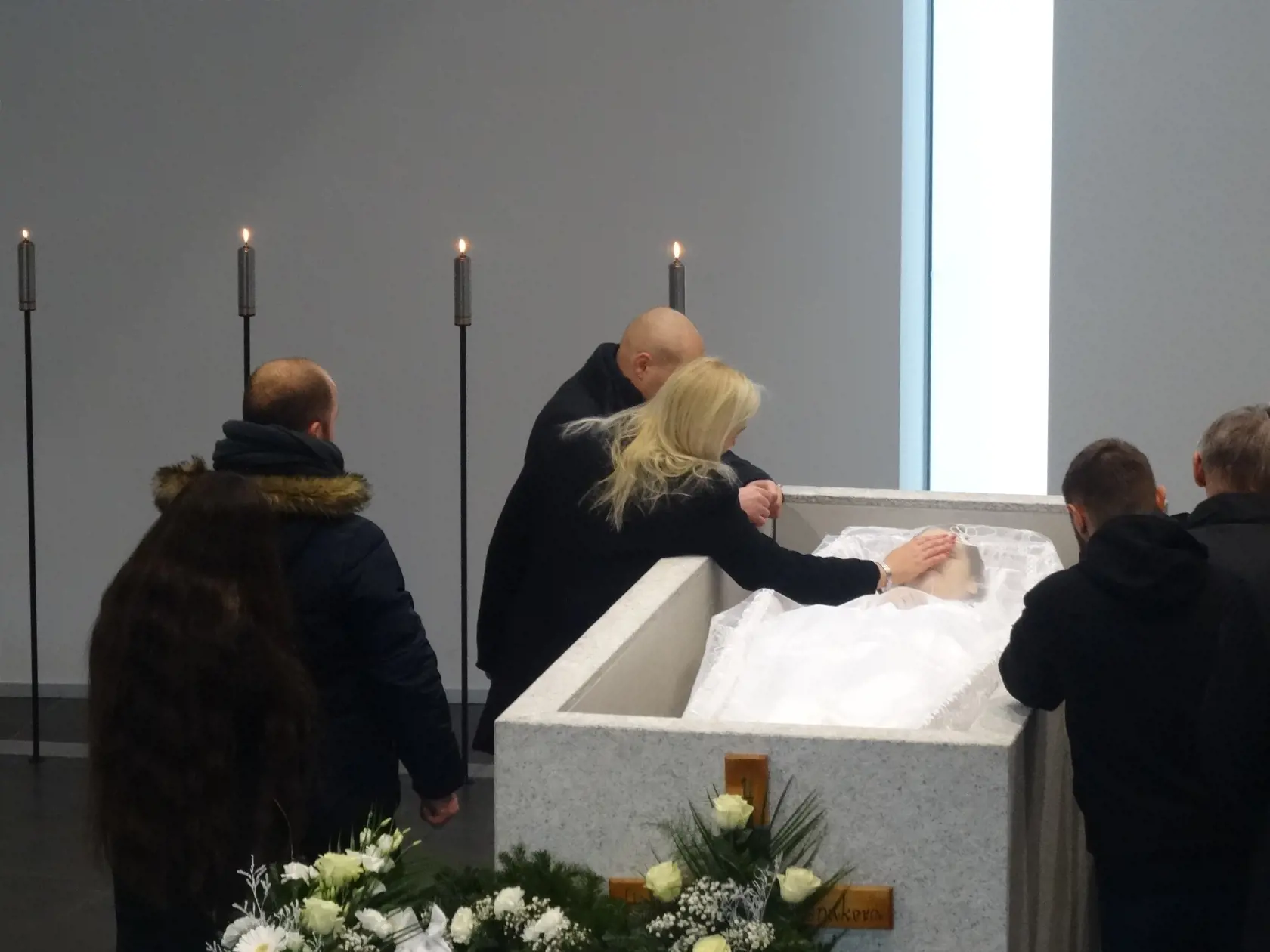 Matka s láskou hladkala tvár a ruky svojej milovanej dcéry.