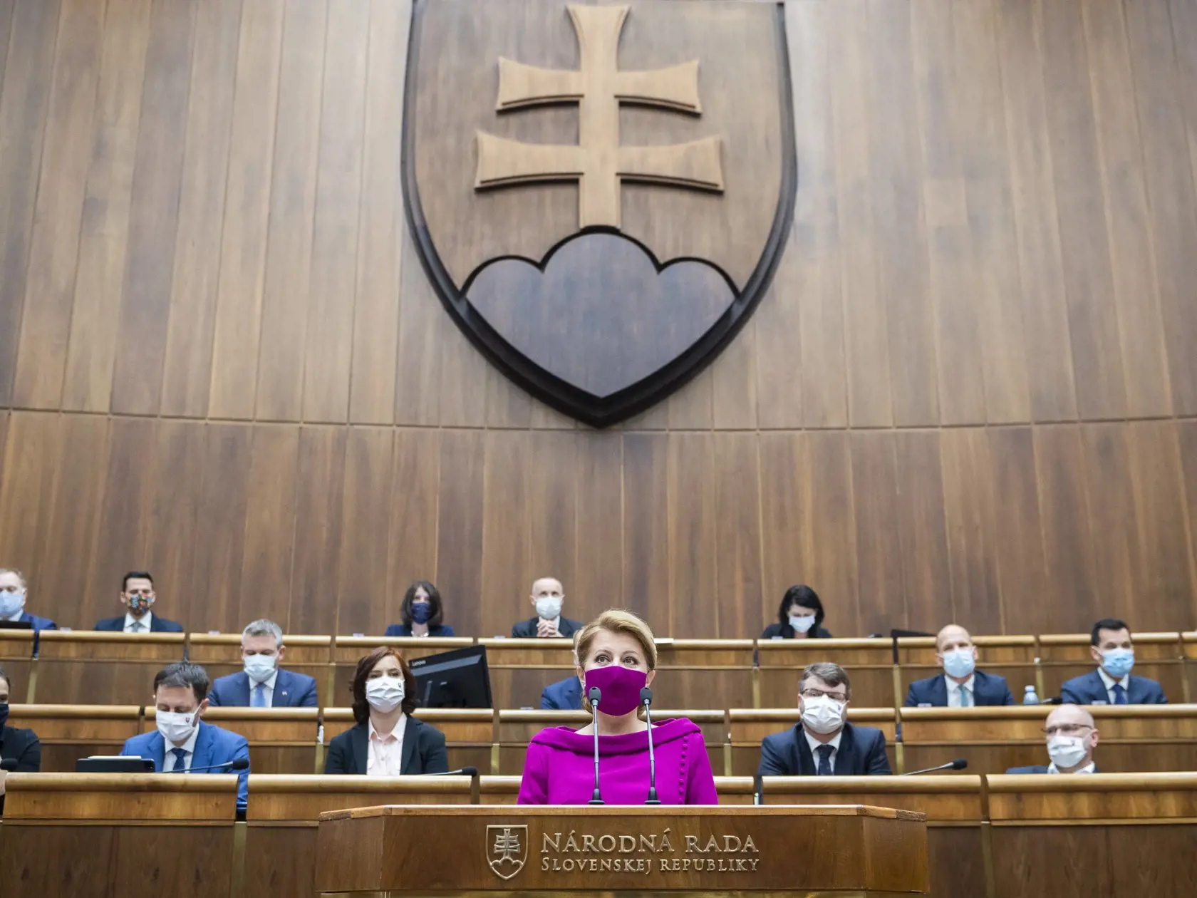 Na snímke uprostred prezidentka SR Zuzana Čaputová vystupuje so Správou o stave Slovenskej republiky počas 8. schôdze Národnej rady SR v Bratislave 5. júna 2020. FOTO TASR - Jaroslav Novák