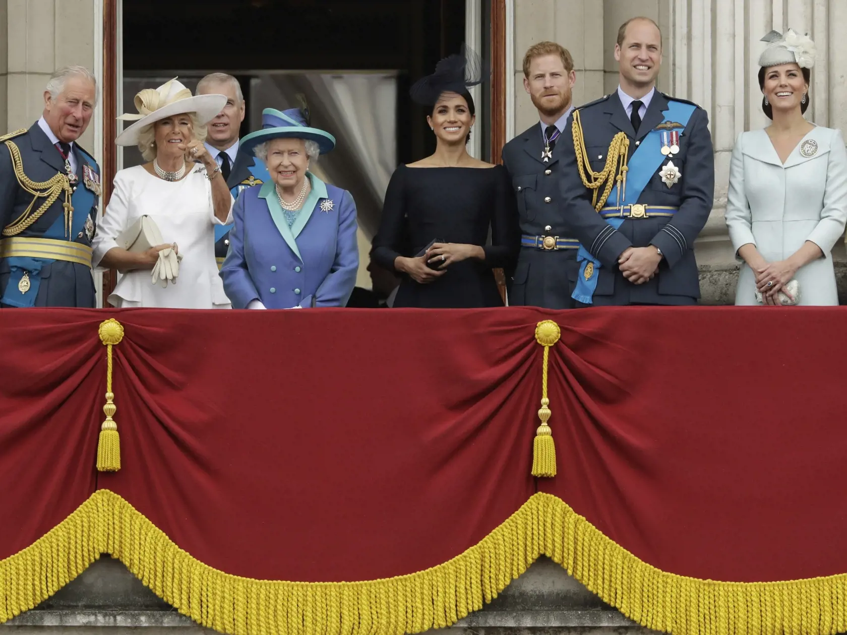MIK 6 archív Londýn - Na archívnej snímkej z 10. júla 2018 britská kráľovná Alžbeta II. (uprostred vľavo), princ Charles (vľavo), Camilla, vojvodkyňa z Cornwallu (druhá zľava), Meghan, vojvodkyňa zo Sussexu (uprostred vpravo), princ Harry (tretí sprava), princ William (druhý sprava) a Kate, vojvodkyňa z Cambridgeu (vpravo) sledujú prelety Kráľovských vzdušných síl nad Buckinghamským palácom v Londýne počas osláv storočnice britského Kráľovského letectva. Britská kráľovná Alžbeta II. po stretnutí