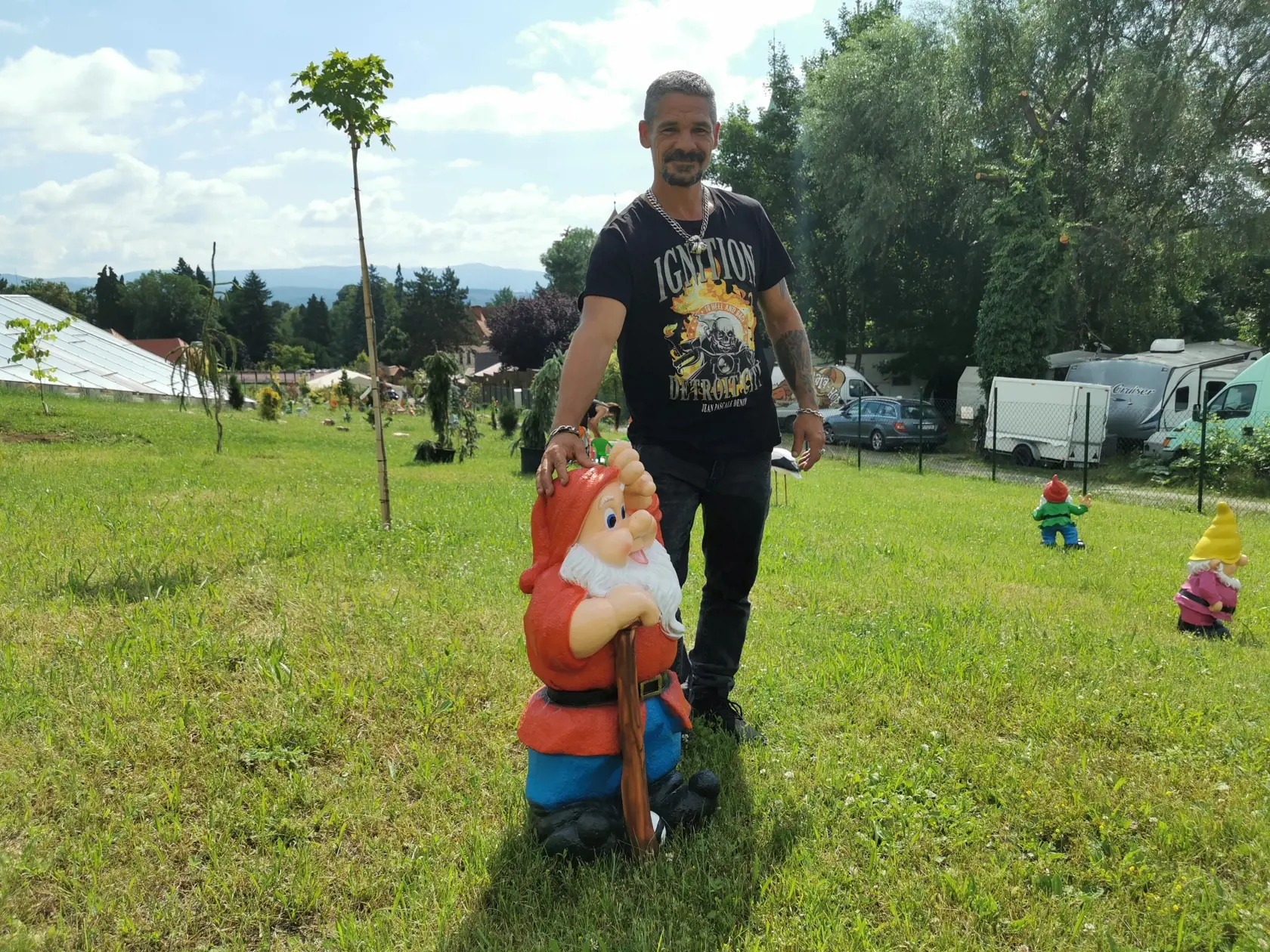 Tibor Tomik hovorí, že momentálne je v areáli niekoľko stoviek trpaslíkov.