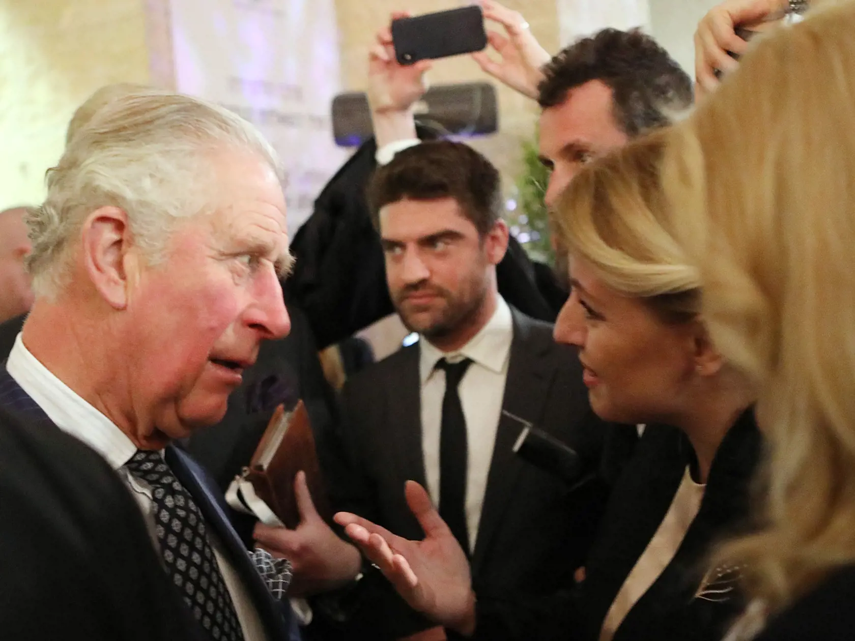 Home Office – prezidentka by mohla pracovať z domu, ako britská kráľovská rodina. Na snímke Zuzana Čaputová s princom Charlesom.