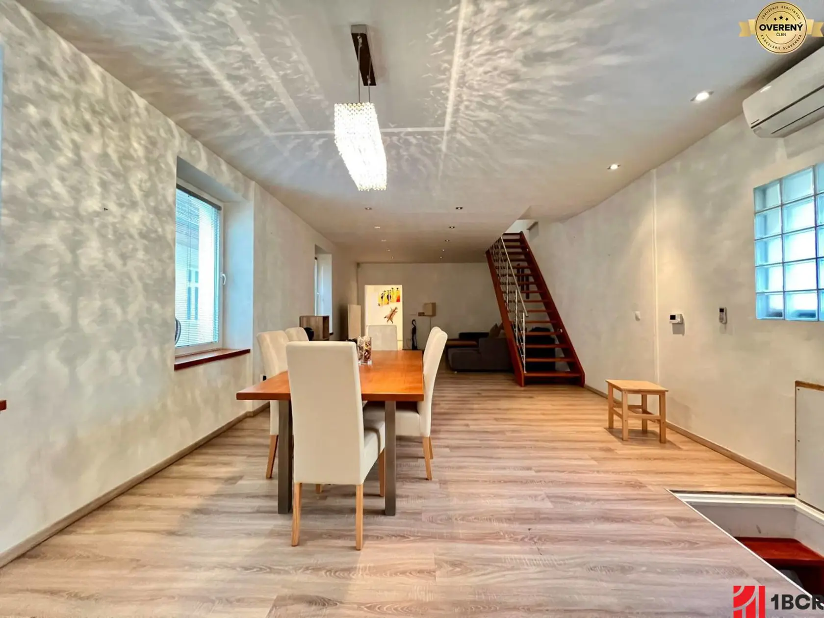 Takýto luxusný byt sa skrýva za ošarpanými múrmi historickej budovy v centre Bratislavy. Práve do nej vchádzal Peter Sagan, ktorý sa kvôli Let's Dance musel načas presťahovať z Monaka do hlavného mesta.
