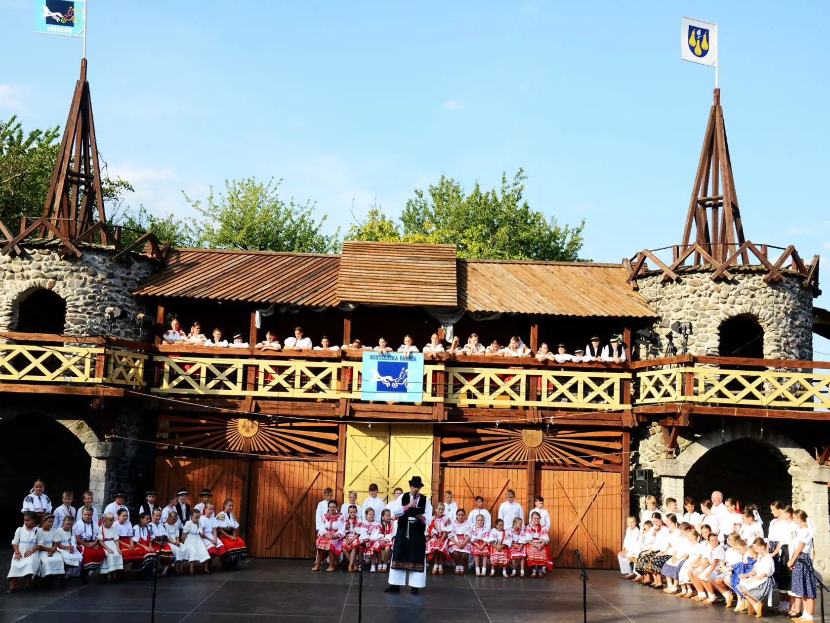 Folklórny festival Hontianska paráda sa koná už tradične v Hrušove. Pomenovaný je podľa regiónu v ktorom sa obec nachádza. Každoročne ho navštív približne 20-tisíc hostí.