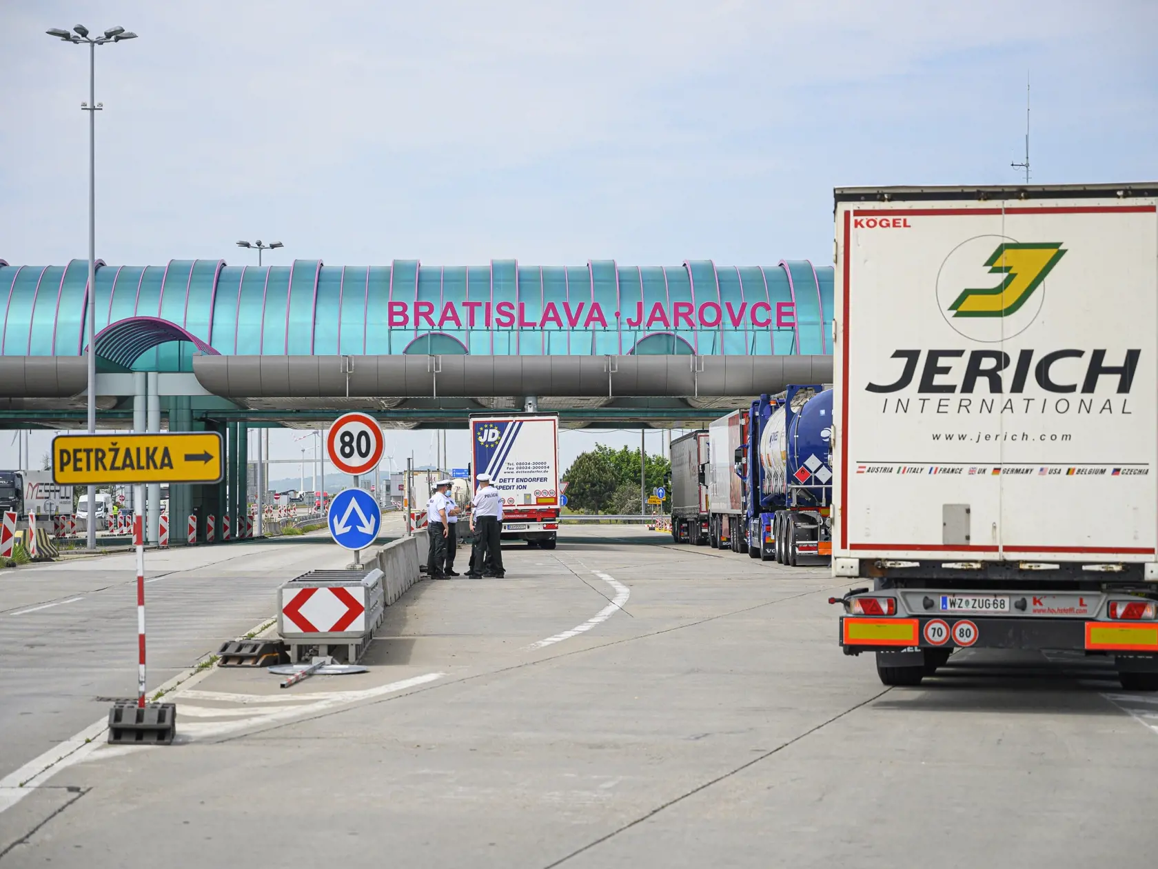 Na hraničnom priechode s Rakúskom  Jarovce - Kitseev pondelok okolo obeda žiadne kontroly neboli.