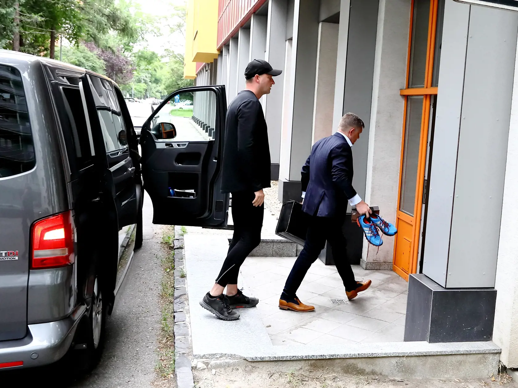 Na snímke poslanec Robert Fico ako vchádza zadným vchodom do budovy Smer na Súmračnej ulici. 