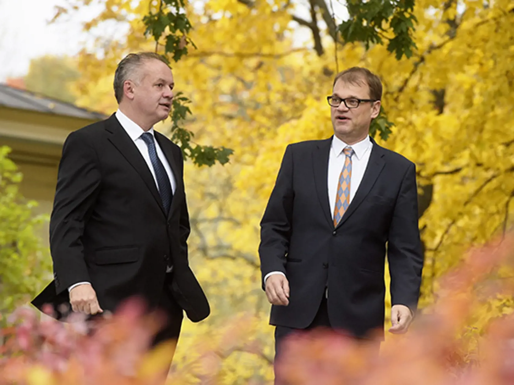 JB 15 Helsinki - Fínsky premiér Juha Sipilä (vpravo) a prezident SR Andrej Kiska (vľavo) sa rozprávajú  počas prechádzky v záhrade premiérovej rezidencie v Helsinkách 21. októbra 2015. FOTO TASR/AP 
Slovakian President, Andrej Kiska, left, and Finnish Prime Minister, Juha Sipila talk as they meet, surrounded by autumn colours, outside Prime Minister's official residence in Helsinki, Finland, Wednesday, Oct. 21, 2015. President Kiska is in Finland on an official visit. (Vesa Moilanen/Lehtikuva vi