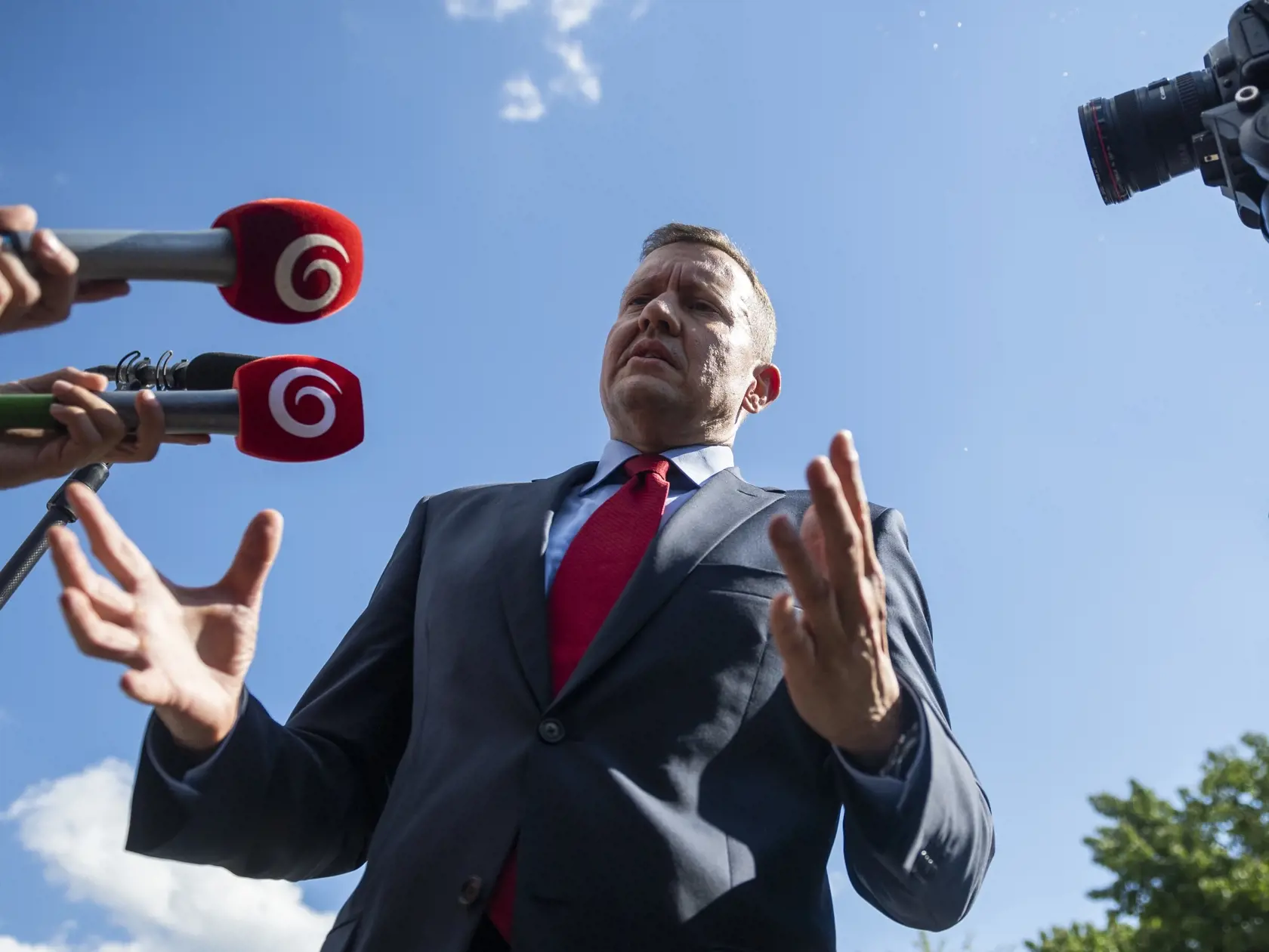 Na snímke je Daniel Lipšic, právny zástupca poškodených Kuciakovcov, pred hlavným pojednávaním v kauze vraždy novinára Jána Kuciaka a jeho snúbenice Martiny Kušnírovej na Špecializovanom trestnom súde v Pezinku.