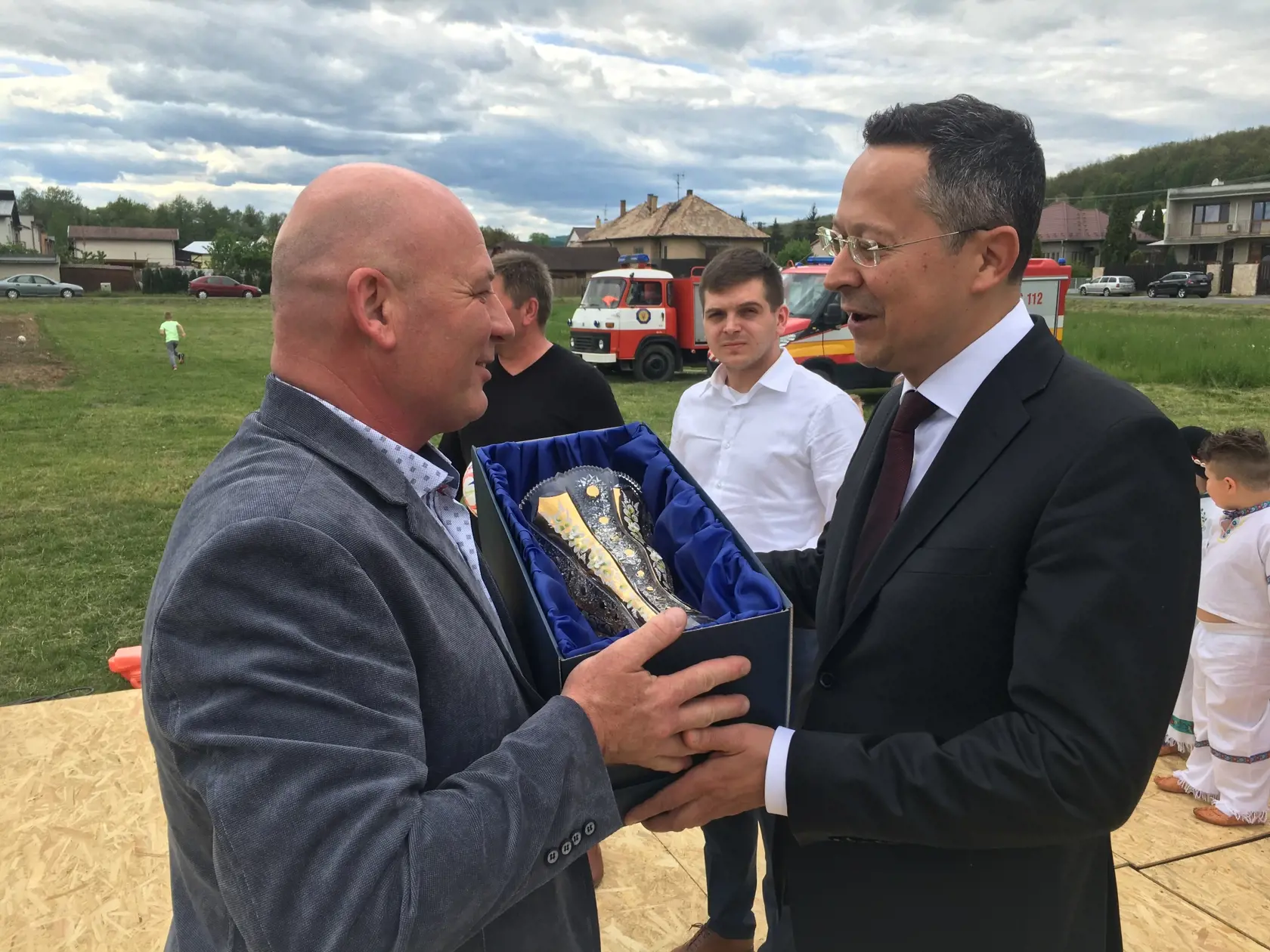 Od starostu Brezničky dostal Kamenický kryštálovú vázu.Uloží si ju na ministerstve.