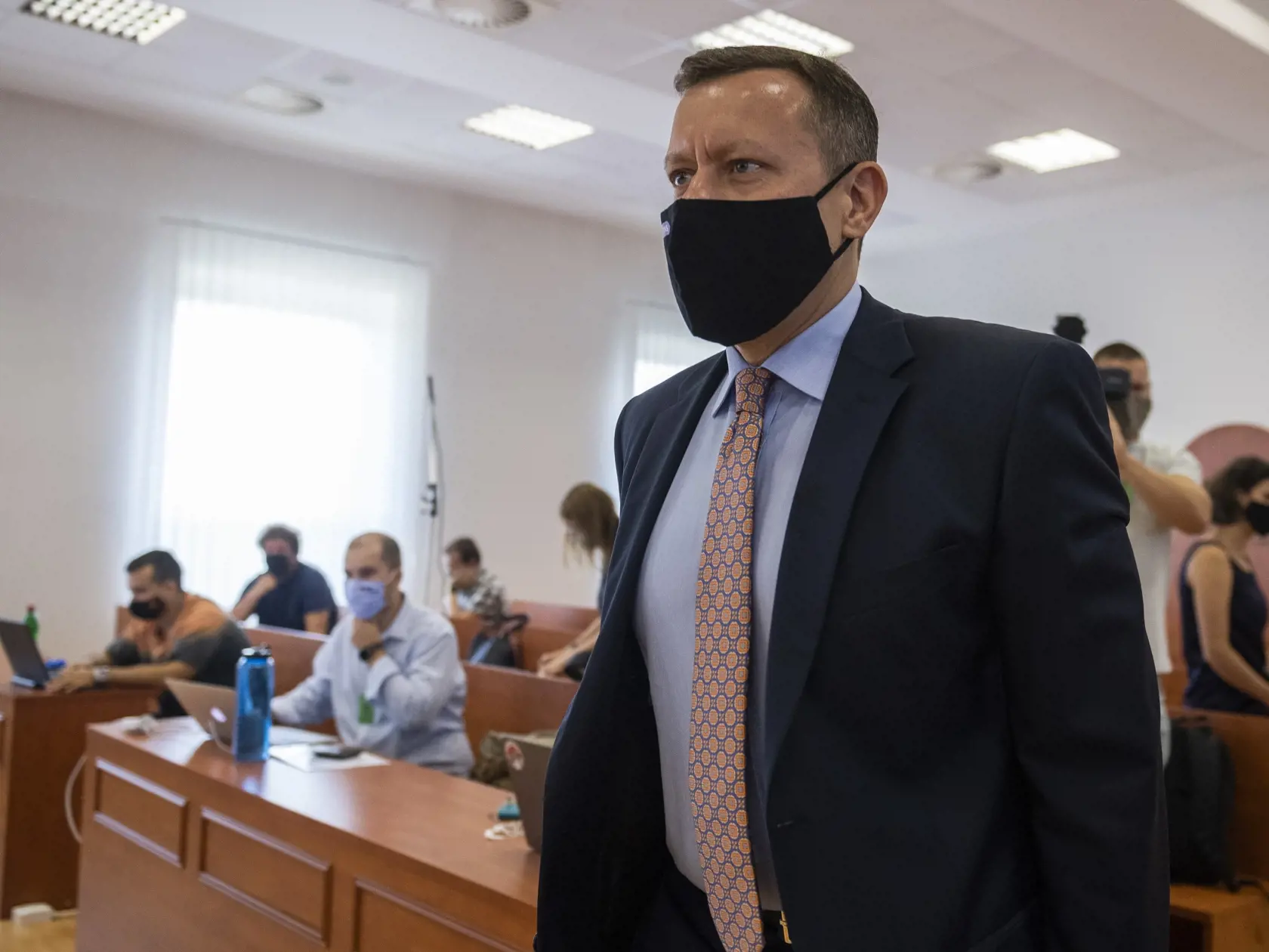 Na snímke je Daniel Lipšic, právny zástupca poškodených Kuciakovcov, pred hlavným pojednávaním v kauze vraždy novinára Jána Kuciaka a jeho snúbenice Martiny Kušnírovej na Špecializovanom trestnom súde v Pezinku.