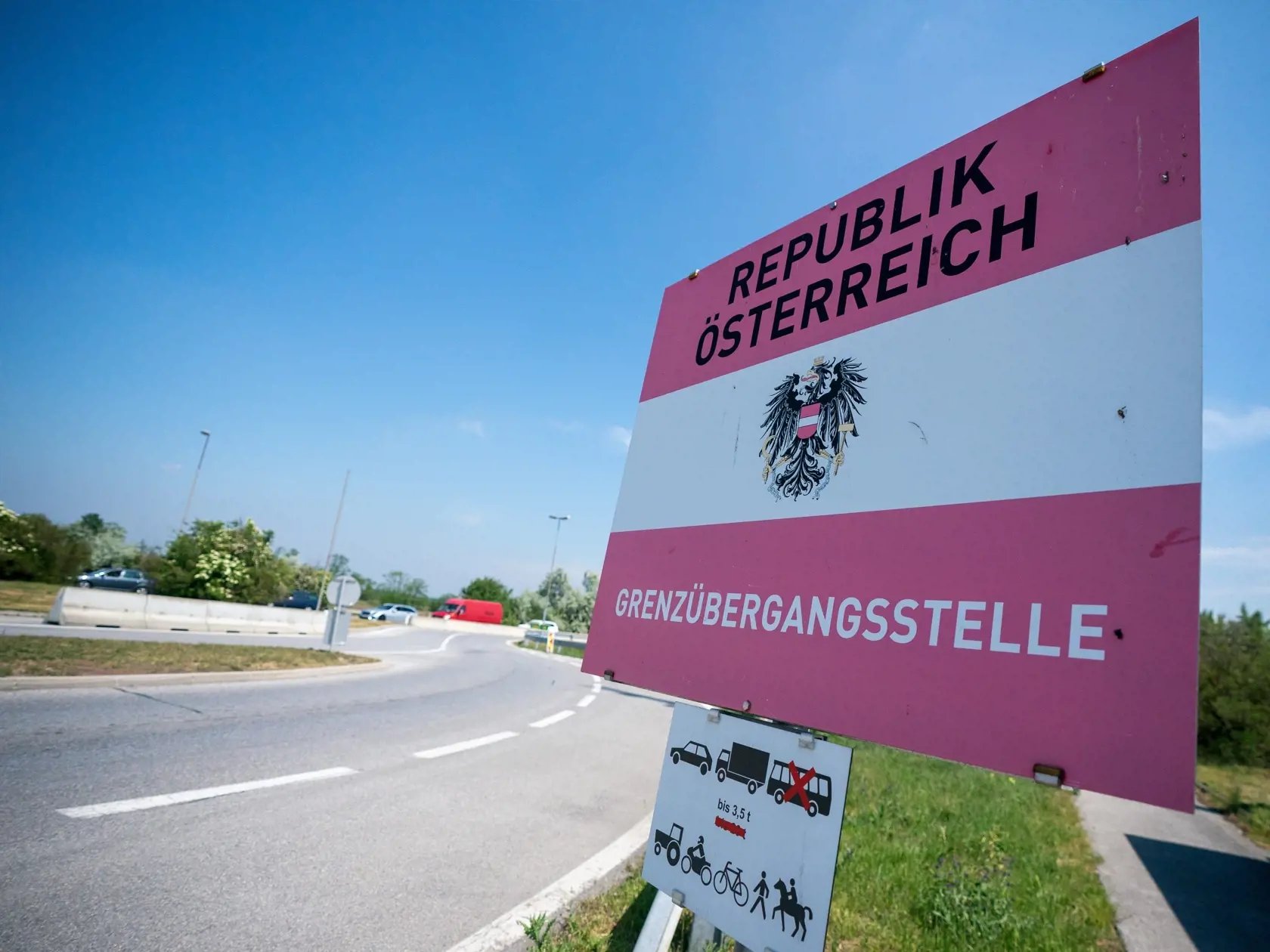 Rakúšania vracajúci sa z krajín posúdených ako rizikové musia predložiť aktuálny negatívny test na SARS-CoV-2, ktorý nie je starší ako 72 hodín, inak musia ísť do desaťdňovej karantény. To sa však Slovenska netýka.