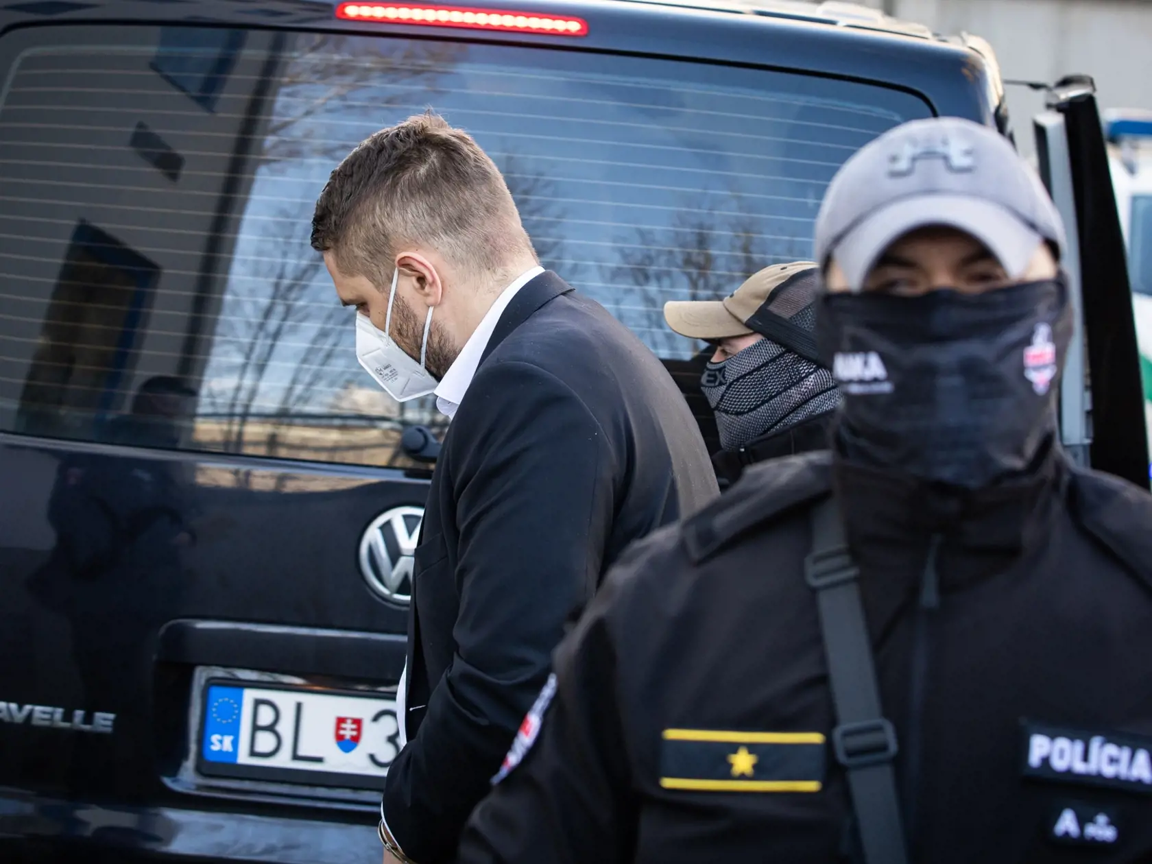 Adama Puškára priváža policajná eskorta na súd v Petržalke. 