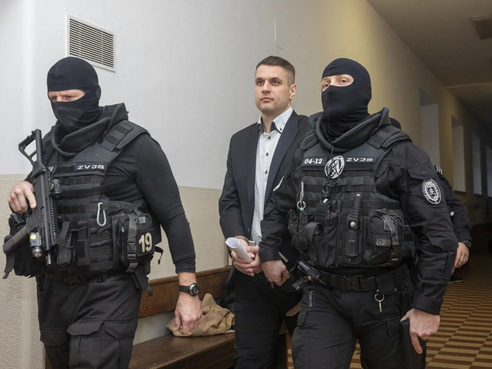  Na snímke je Adam Puškár, rozhodovanie o väzbe. Sudca rozhodol o jeho prepustení, prokurátor ssa odvolal.