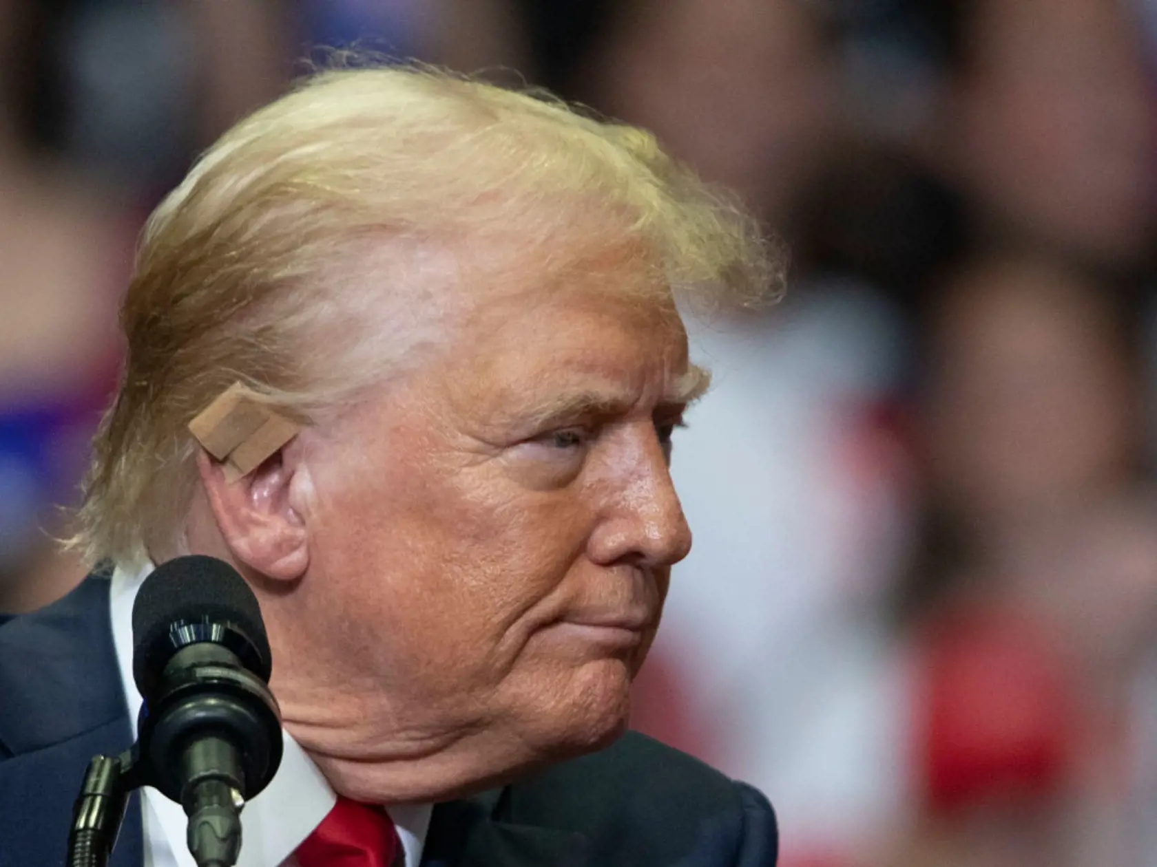 Donald Trump si už dal dole obväz z postreleného ucha. O špičku ucha prišiel, prelepil si ju leukoplastom.