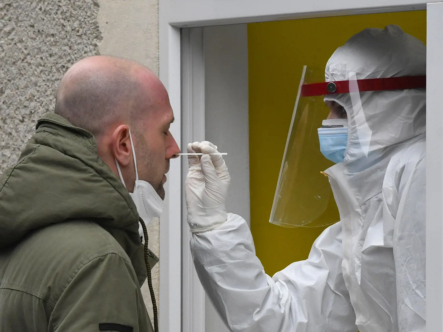 V prípade hromadných podujatí, na ktorých je povinný negatívny test na ochorenie COVID-19, nie starší ako 12 hodín, bude po novom platiť okrem antigénových a RT-PCR testov aj LAMP test.