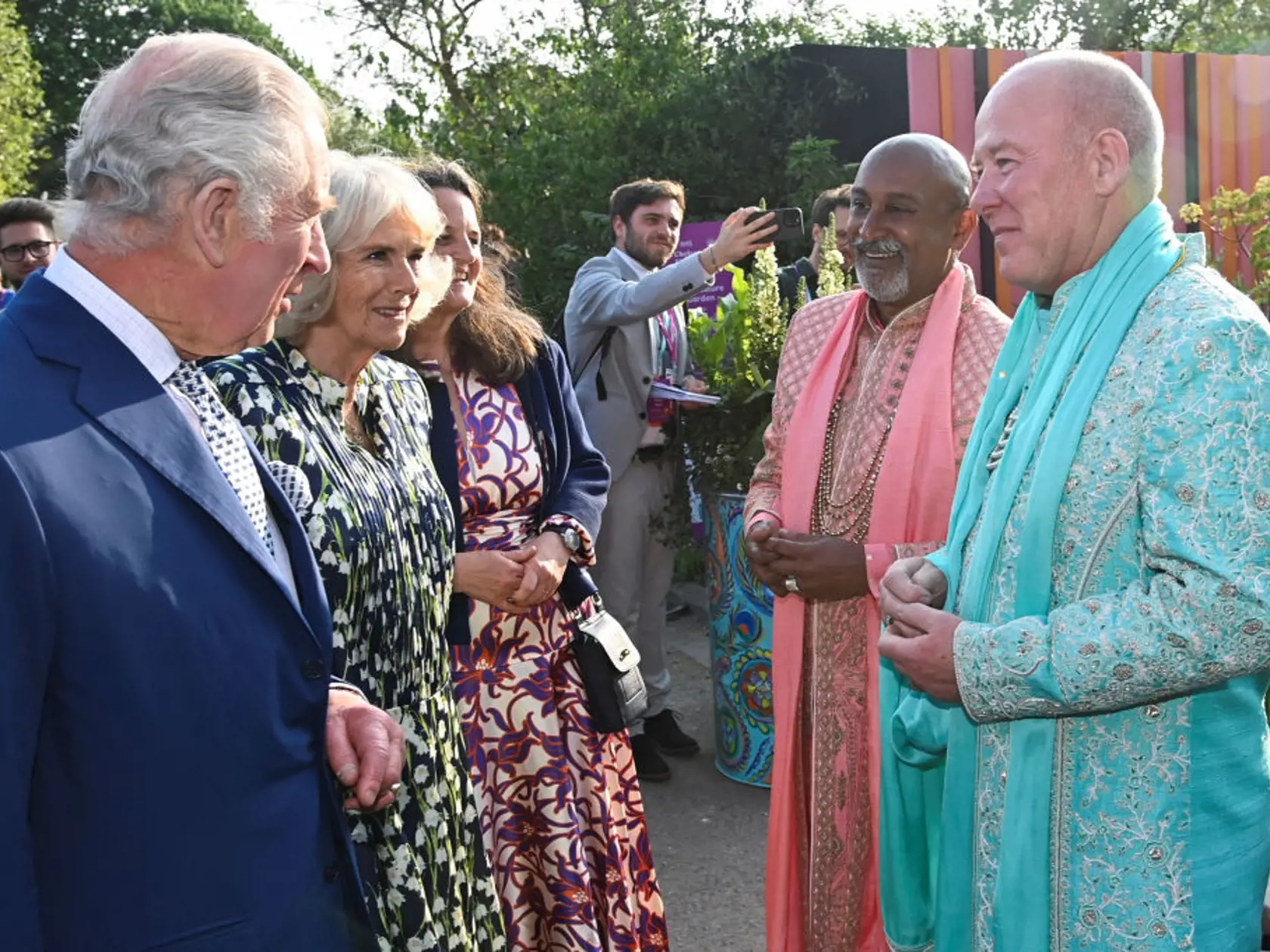 Kráľ Karol III. a Camilla absolvovali samostatné prehliadky niektorých záhrad, pričom kráľ prezradil, že hľadá rastliny, ktoré by nahradili tie, ktoré jedli králiky v Highgrove.