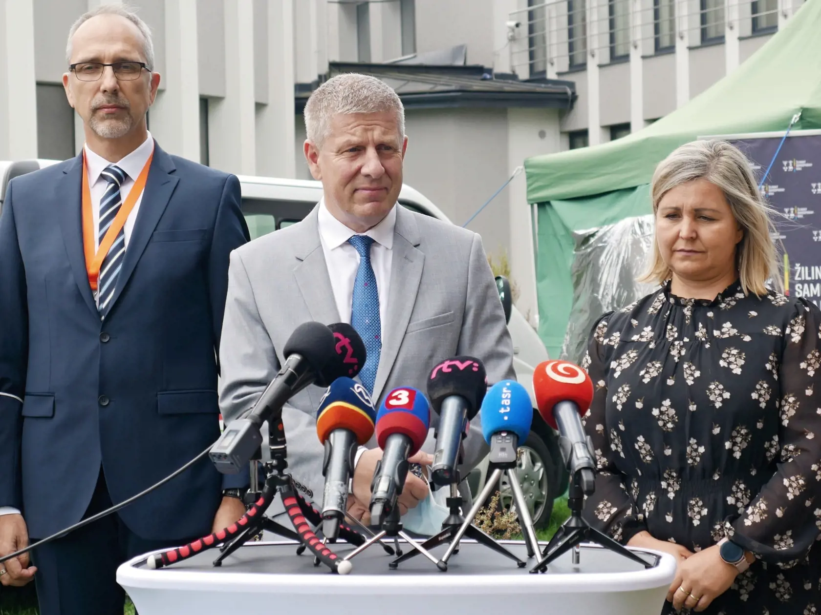 Ministerstvo zdravotníctva bude epidemickú situáciu naďalej pozorne sledovať a pri zhoršení či zlepšení sa operatívne pristúpi k úprave opatrení.