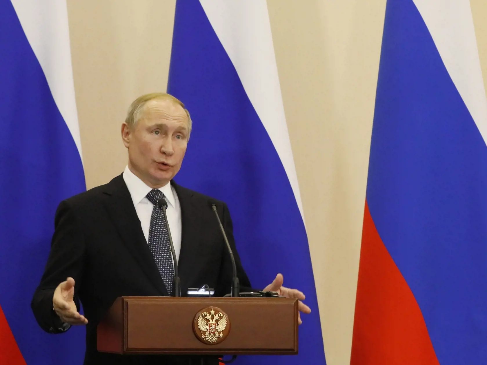 SY 10 Soči - Ruský prezident Vladimir Putin počas tlačovej konferencie po rokovaní  so srbským prezidentom Aleksandarom Vučičom v Soči 4. decembra 2019. FOTO TASR/AP
Russian President VladimirÂ Putin, right, gestures while speaking as Serbian President Aleksandar Vucic looks at him during a joint news conference following their talks in the Bocharov Ruchei residence in the Black Sea resort of in Sochi, Russia, Wednesday, Dec. 4, 2019. Putin and Vucic talked about Russian natural gas supplies, mi