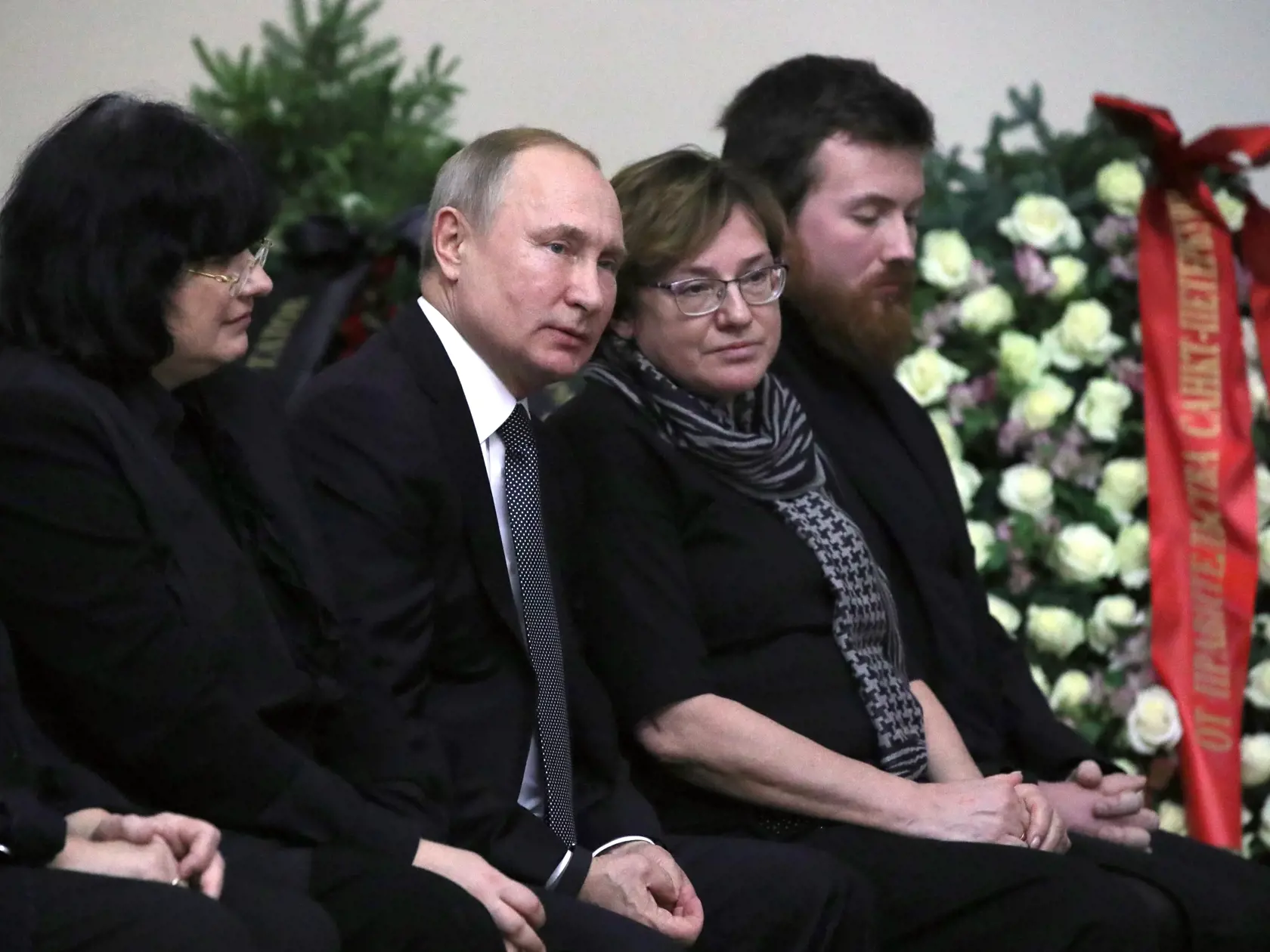 Wa 33 Petrohrad - Ruský prezident Vladimir Putin (uprostred) sa účastní na pohrebe rektorky Petrohradskej univerzity Ľudmily Verbickej v Petrohrade 27. novembra 2019. Putin, ktorý pochádza z Petrohradu, promoval na miestnej univerzite. FOTO TASR/AP  
 
Russian President Vladimir Putin attends the funeral of Lyudmila Verbitskaya, who was president of the St. Petersburg university, in St. Petersburg, Russia, Wednesday, Nov. 27, 2019. Putin, a native of the city, graduated from the university. (Mik
