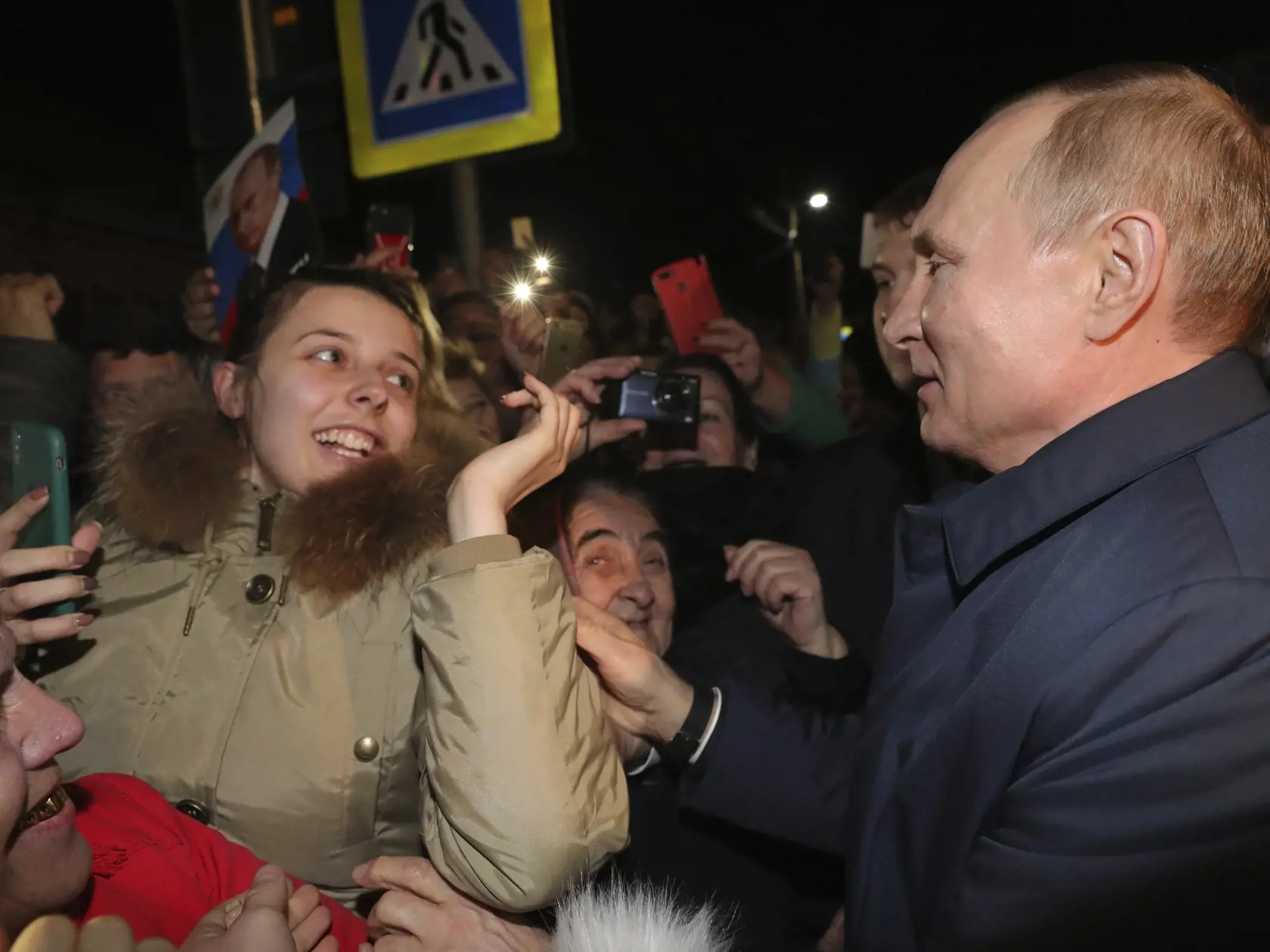 JB 21 Enem - Ruský prezident Vladimir Putin (vpravo) počas stretnutia s ľuďmi v ruskej dedine Enem, 15 km juhovýchodne od Krasnodaru 23. decembra 2019. Putin v pondelok slávnostne otvoril železničnú časť Krymského mosta cez Kerčský prieliv, keď sa v motorovom vozni odviezol po trase z krymského mesta Kerč do mesta Tamaň, ktoré sa nachádza na druhej strane prielivu. FOTO TASR/AP

Russian President Vladimir Putin meets with people in the village of Enem, about 15 kilometers south-east of Krasnodar