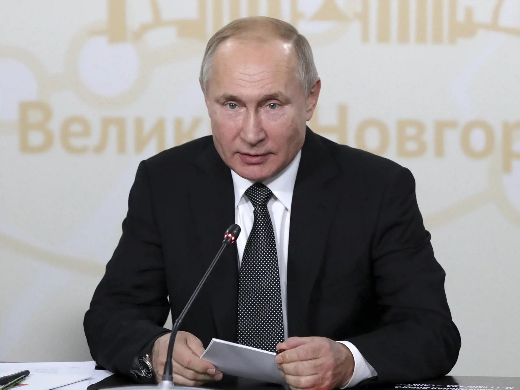 KK2 petrohrad - Ruský prezident Vladimir Putin hovorí po otvorení diaľnice Moskva - Petrohrad v Petrohrade 27. novembra 2019. FOTO TASR/AP
Russian President Vladimir Putin speaks to officials after an opening ceremony of the Moscow - St. Petersburg highway outside St. Petersburg, Russia, Wednesday, Nov. 27, 2019.. (Mikhail Klimentyev, Sputnik, Kremlin Pool Photo via AP)