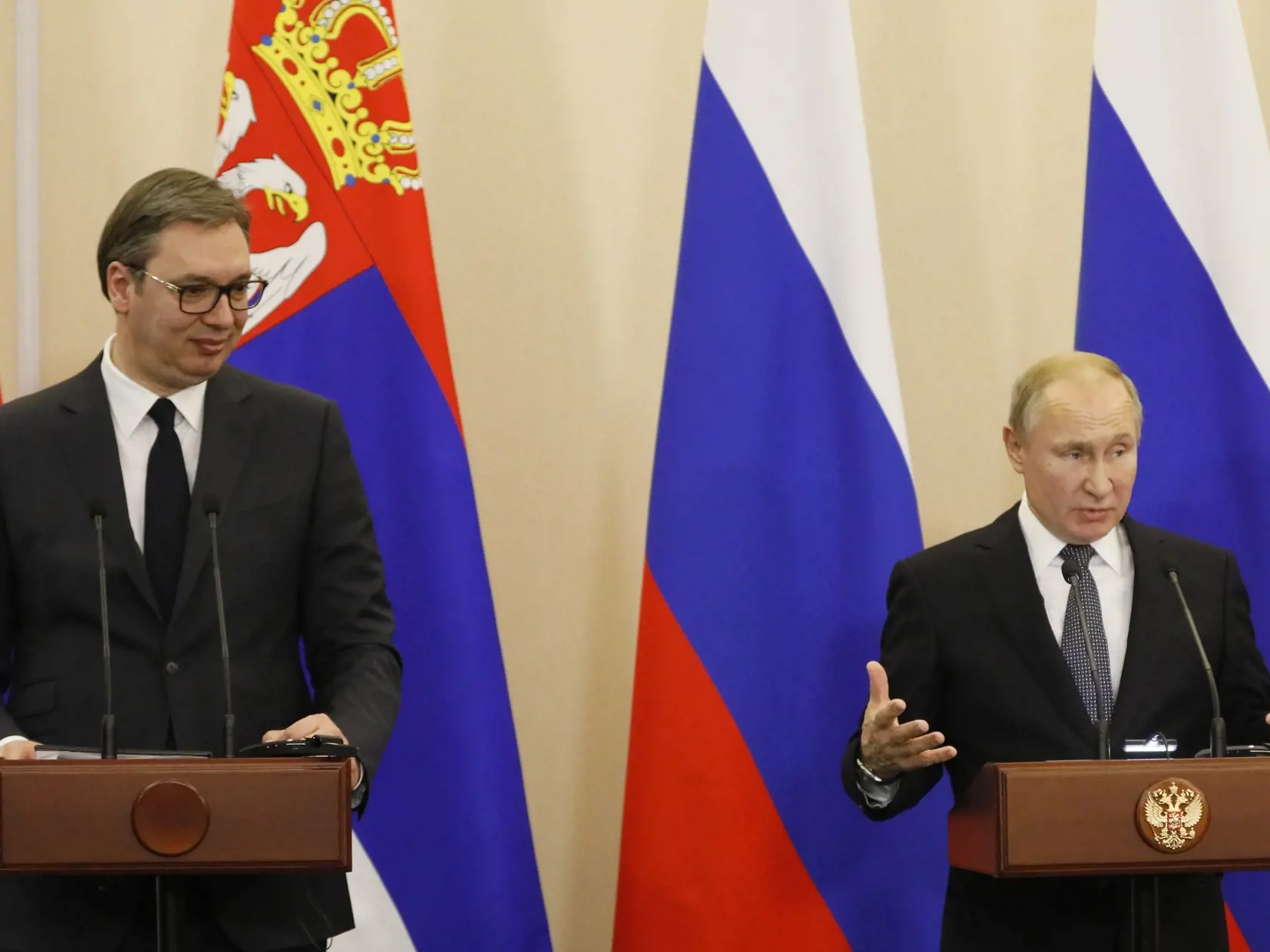 SY 9 Soči - Ruský prezident Vladimir Putin (vpravo) a srbský prezident Aleksandar Vučič počas tlačovej konferencie po rokovaní v Soči 4. decembra 2019. FOTO TASR/AP
Russian President VladimirÂ Putin, right, gestures while speaking as Serbian President Aleksandar Vucic looks at him during a joint news conference following their talks in the Bocharov Ruchei residence in the Black Sea resort of in Sochi, Russia, Wednesday, Dec. 4, 2019. Putin and Vucic talked about Russian natural gas supplies, mil