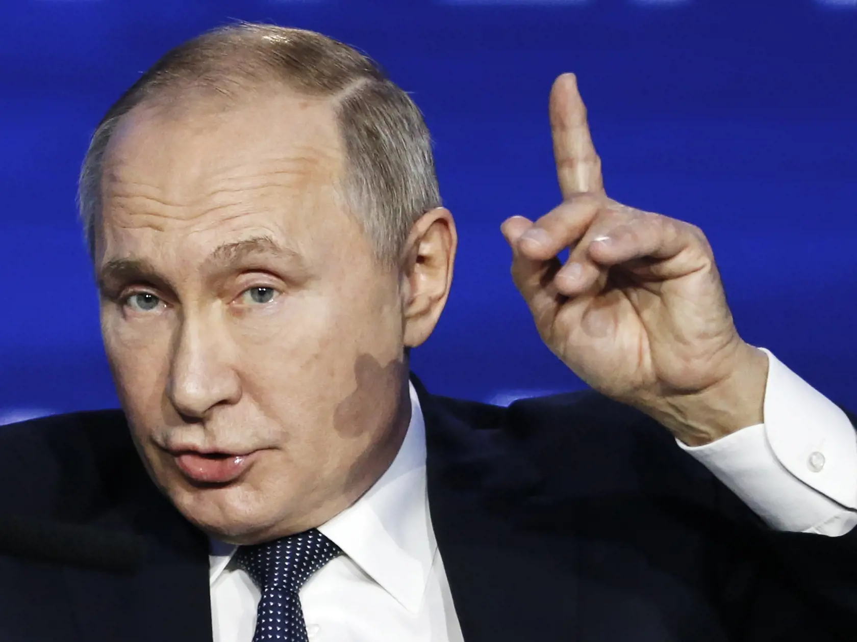 WA 38 Moskva - Ruský prezident Vladimir Putin dvíha prst hore počas svojho prejavu na ekonomickom fóre Russia calling!, na ktorom sa každoročne schádzajú podnikatelia a investori v Moskve 20. novembra 2019. FOTO TASR/AP

Russian President Vladimir Putin speaks during an annual VTB Capital "Russia Calling!" Investment Forum in Moscow, Russia, Wednesday, Nov. 20, 2019. (AP Photo/Alexander Zemlianichenko, Pool)