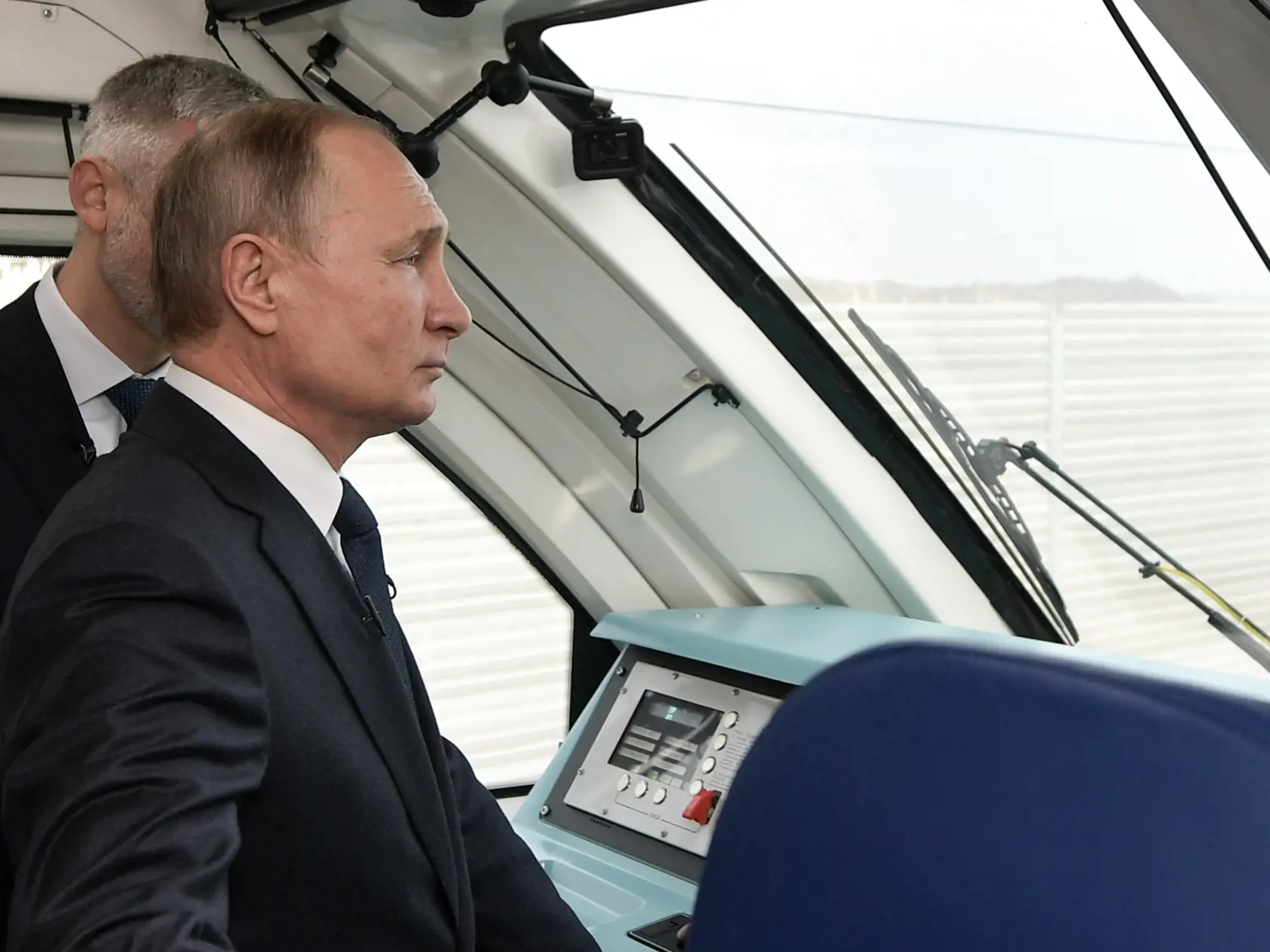 JB 14 Tamaň - Ruský prezident Vladimir Putin riadi  vlak cez most spájajúci Rusko a Krymský polostrov v ruskom Tamane 23. decembra 2019. Putin v pondelok slávnostne otvoril železničnú časť Krymského mosta cez Kerčský prieliv, keď sa v motorovom vozni odviezol po trase z krymského mesta Kerč do mesta Tamaň, ktoré sa nachádza na druhej strane prielivu. FOTO TASR/AP

Russian President Vladimir Putin rides a train across a bridge linking Russia and the Crimean peninsula in Taman, Russia, Monday, Dec