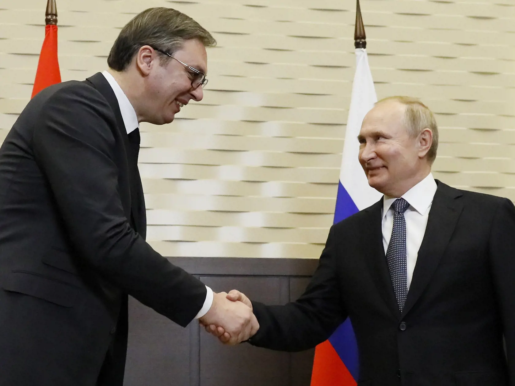KK26 Soči - Ruský prezident Vladimir Putin (vpravo) a srbský prezident Aleksandar Vučič počas stretnutia v Soči 4. decembra 2019. FOTO TASR/AP
Russian President Vladimir Putin shakes hands with his Serbian President Aleksandar Vucic in the Bocharov Ruchei residence in the Black Sea resort of in Sochi, Russia, Wednesday, Dec. 4, 2019. (Shamil Zhumatov, Pool Photo via AP)