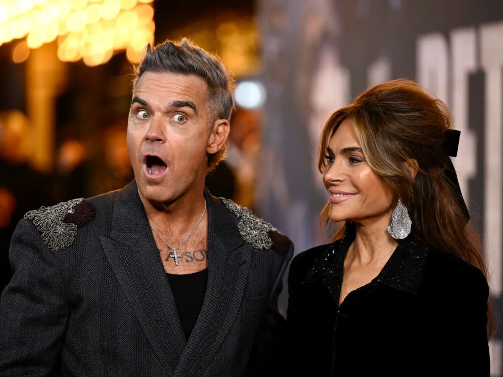 Robbie Williams s manželkou na premiére jeho životopisného filmu Better man: Šantili sa pred fotografmi
