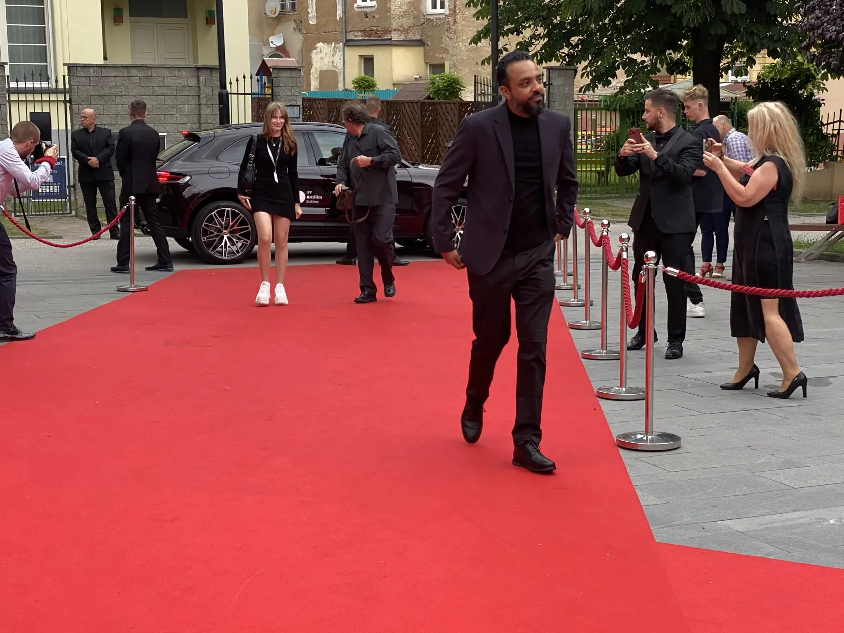 Sudánsky režisér Mohamed Kordofani získal hlavnú cenu. Príchod hostí na záverečný ceremoniál 30. ročníka medzinárodného festivalu Art Film Košice, na ktorom odovzdali ceny držiteľom honorárnych ocenení - Sergejovi Loznicovi, Antónii Liškovej a Marošovi Kramárovi a vyhlásili víťazov jednotlivých súťaží.