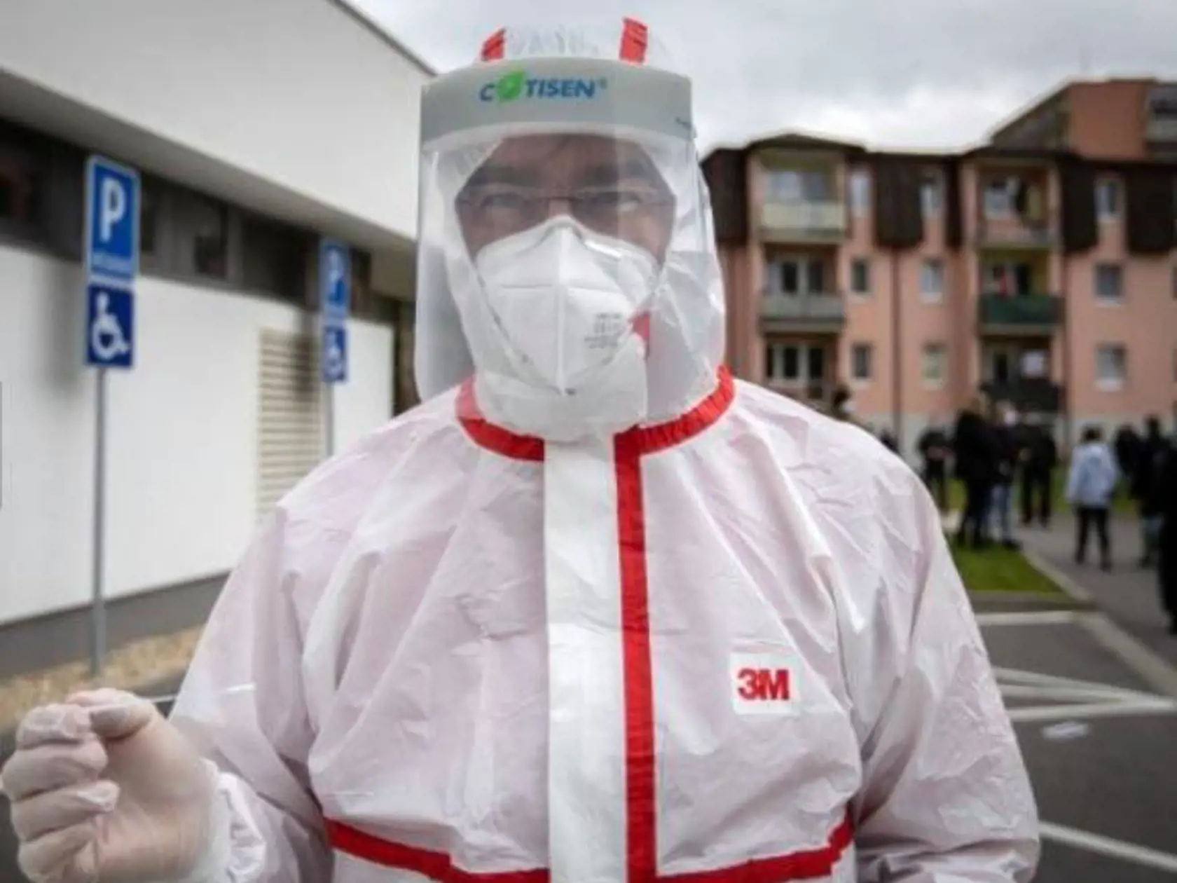 V čase celoplošného testovania vtedajší minister Marek Krajčí v overale, keď pomáhal pri odberoch.